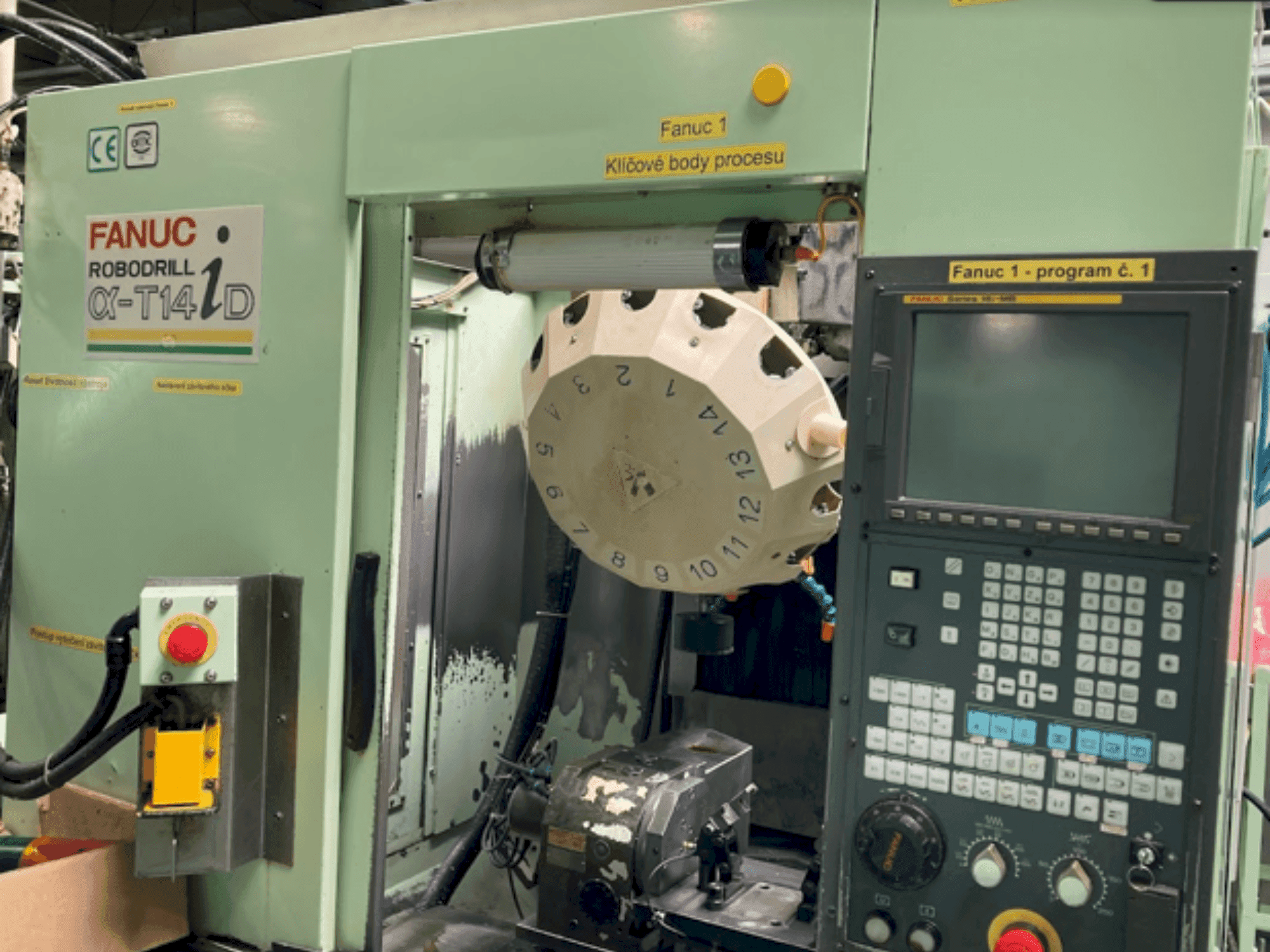 Frontansicht der FANUC Robodrill Alpha-T14 iD Maschine