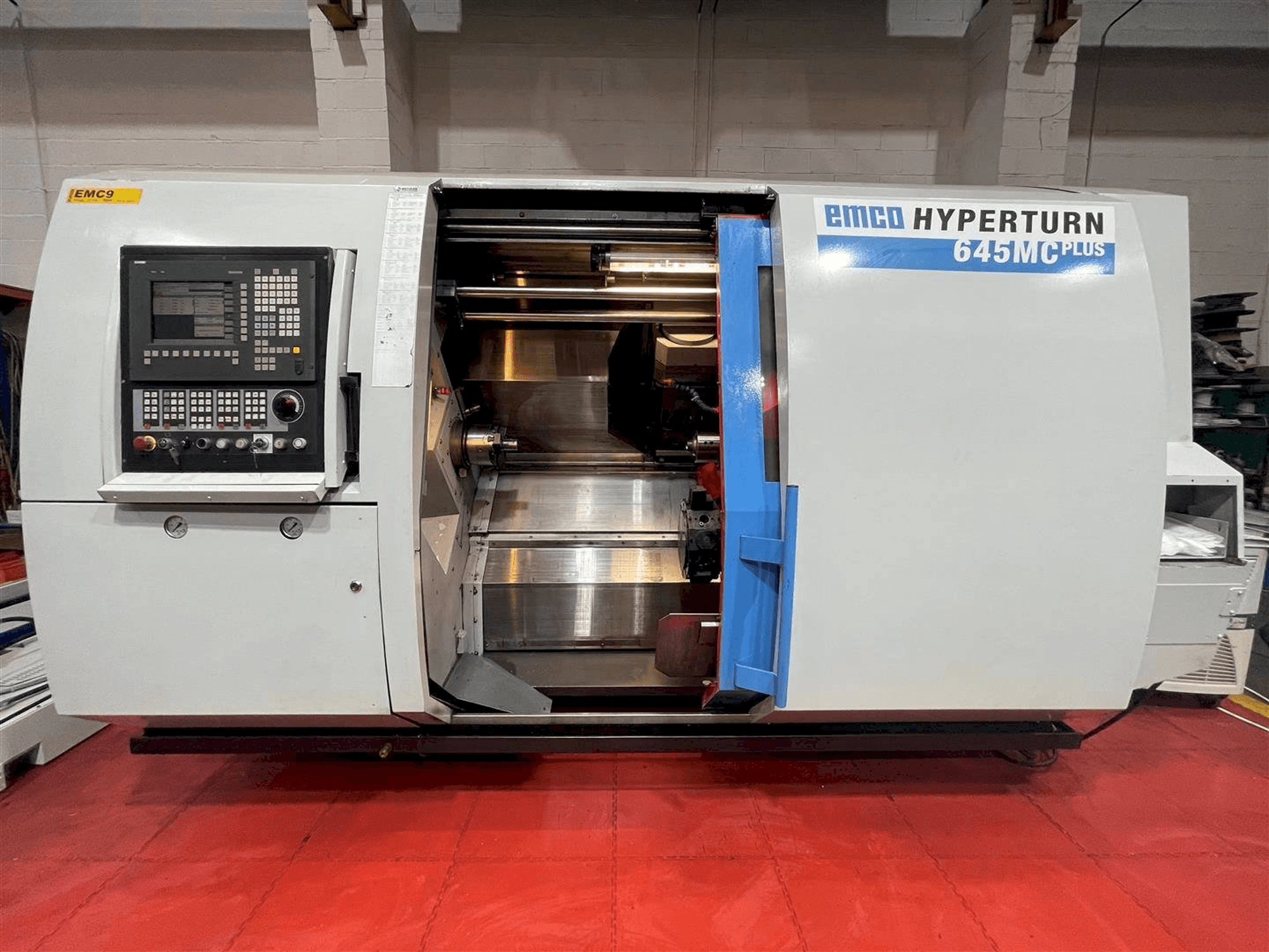 Frontansicht der EMCO Hyperturn 645MC Plus Maschine