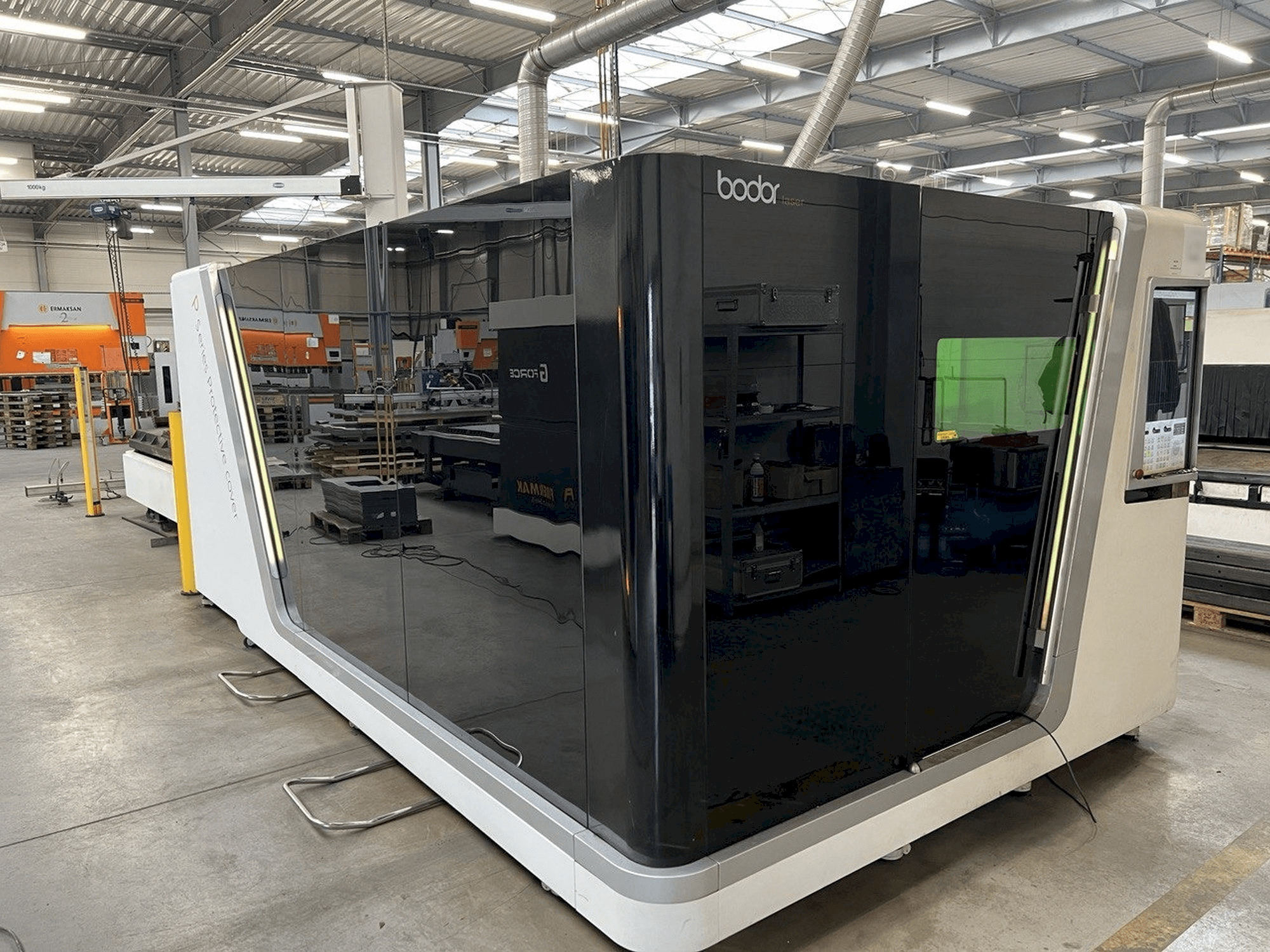 Frontansicht der Bodor P3015 Maschine