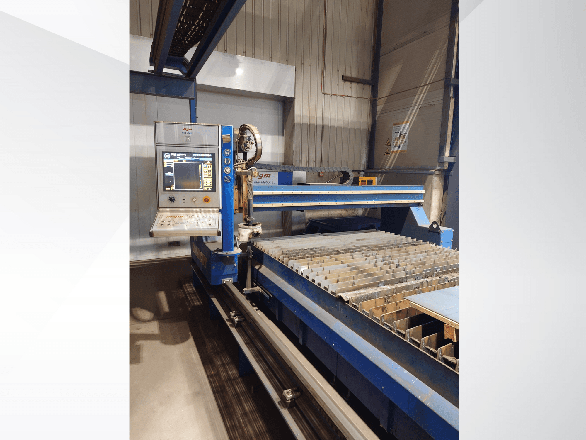 CNC-Schneidmaschine von PlasmaCam, Vorderansicht mit Bedienfeld und Metallschneidbett mit Leisten.