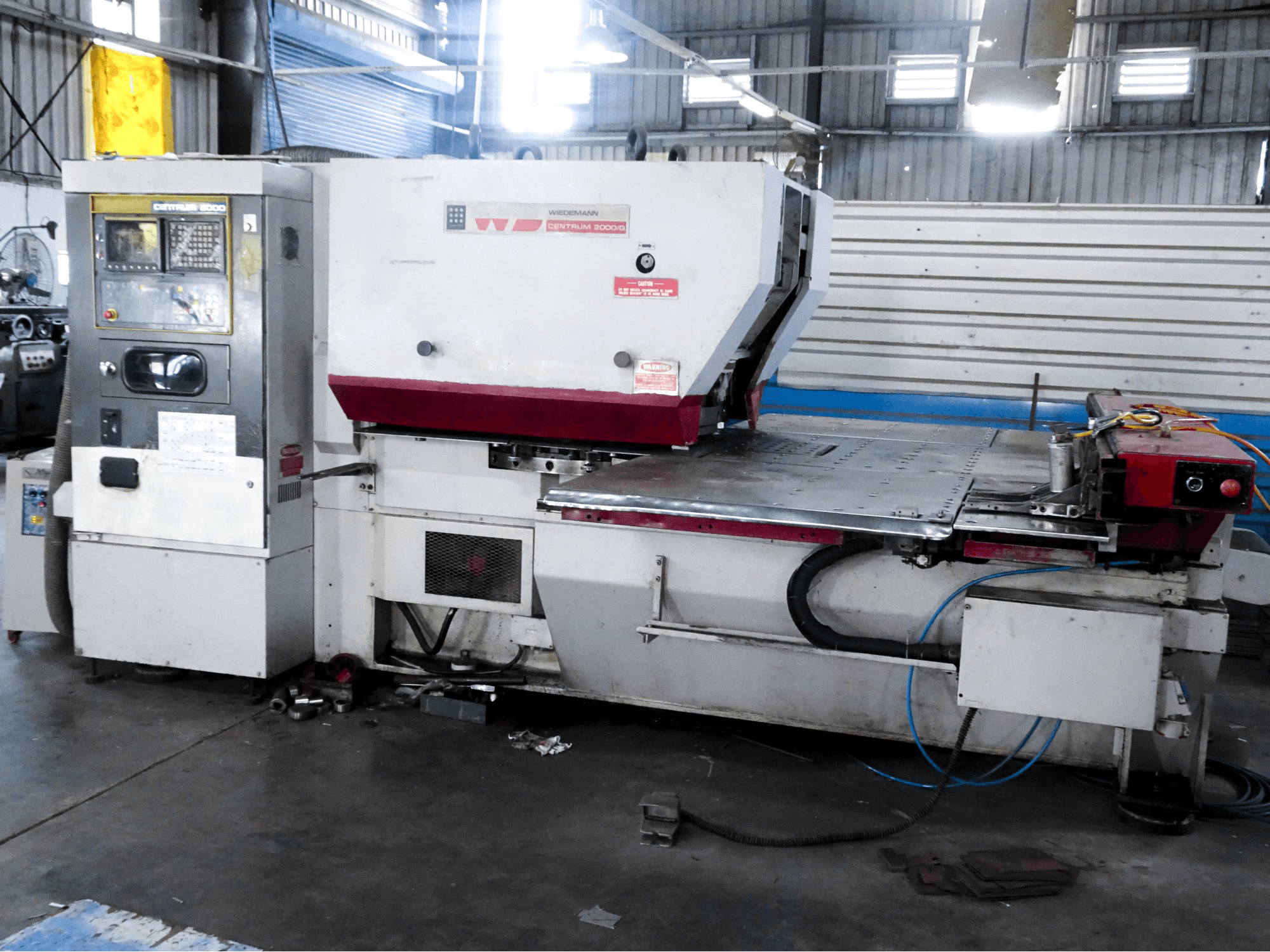 Rechte Ansicht der Murata Wiedemann C-2000 Maschine