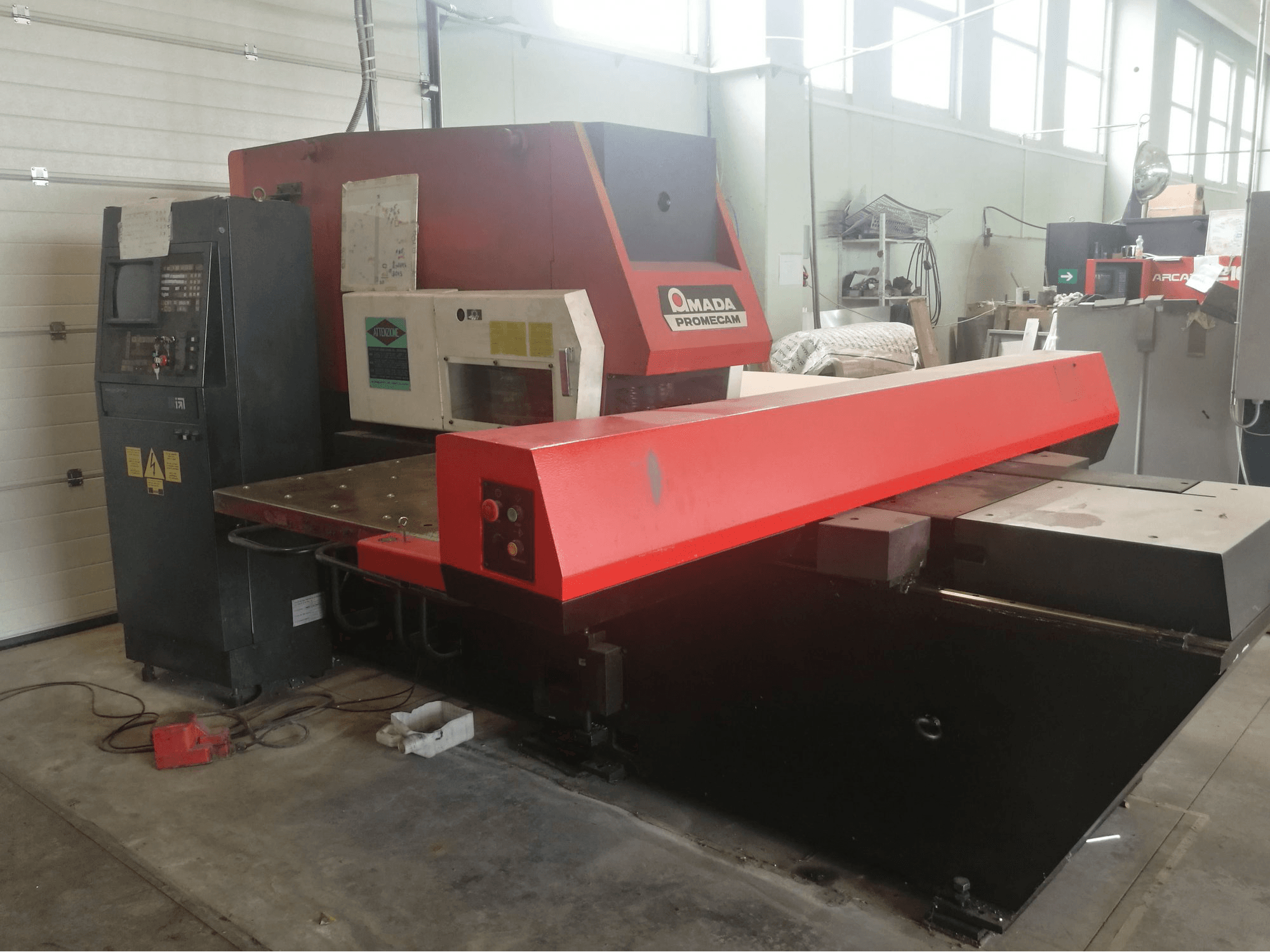 Linke Ansicht der AMADA ARIES 245 Maschine