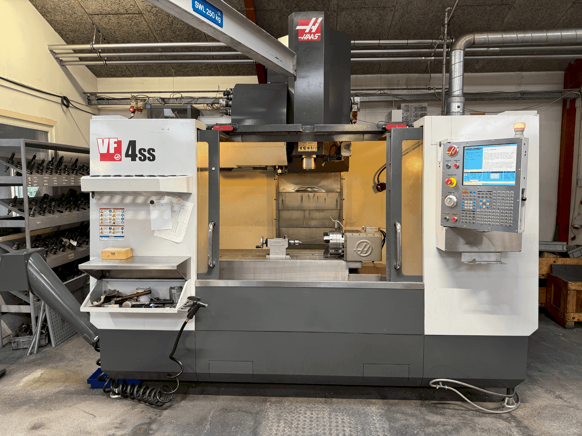 Frontansicht der HAAS VF-4SS Maschine