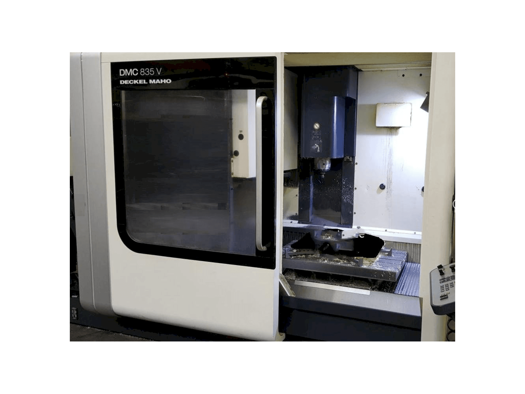 Frontansicht der DECKEL MAHO DMC 835 V Maschine