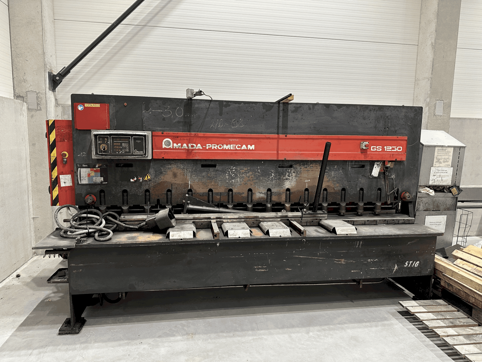 Frontansicht der AMADA Promecam GS1230 Maschine