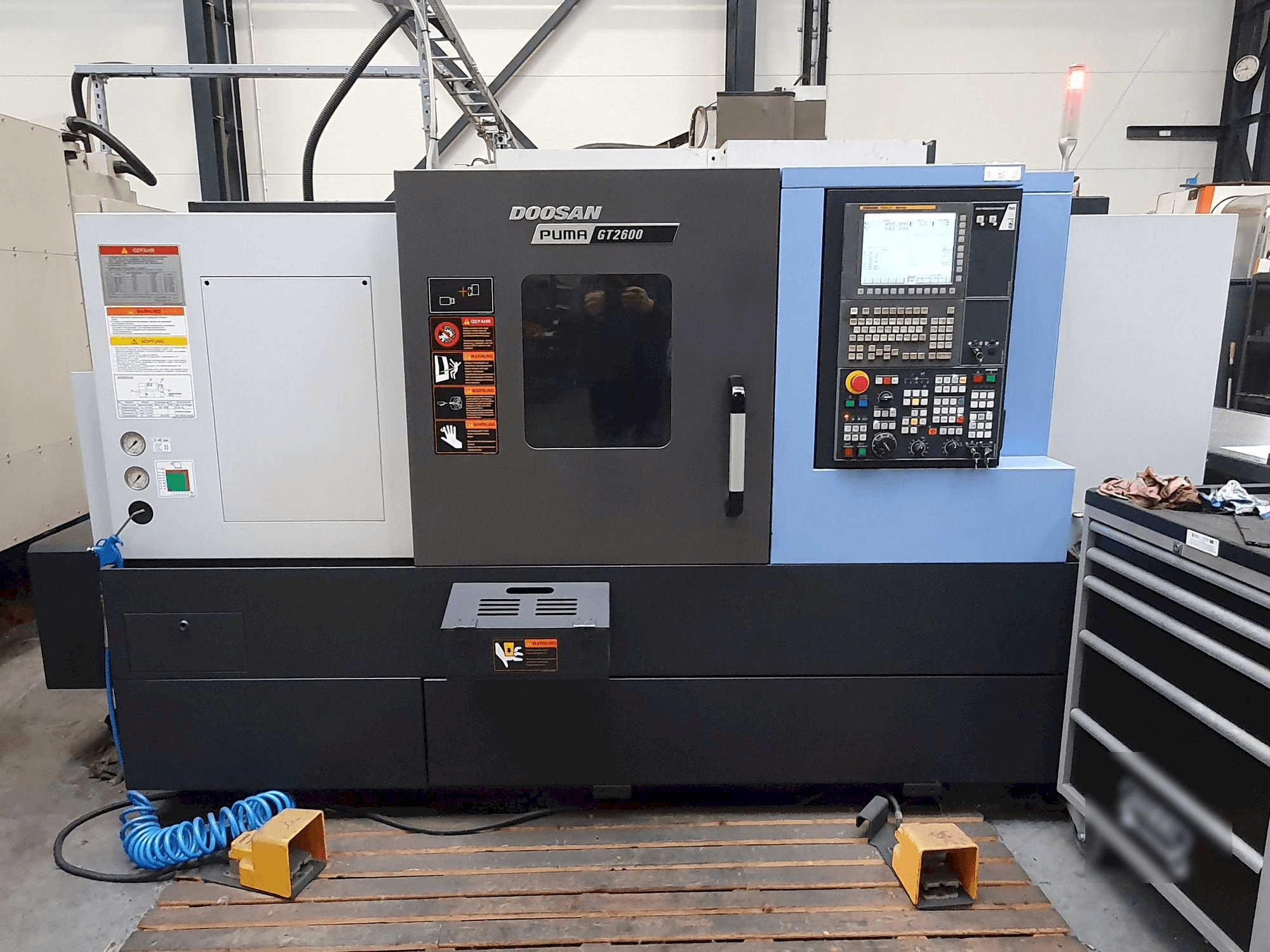 Frontansicht der Doosan PUMA GT2600 Maschine