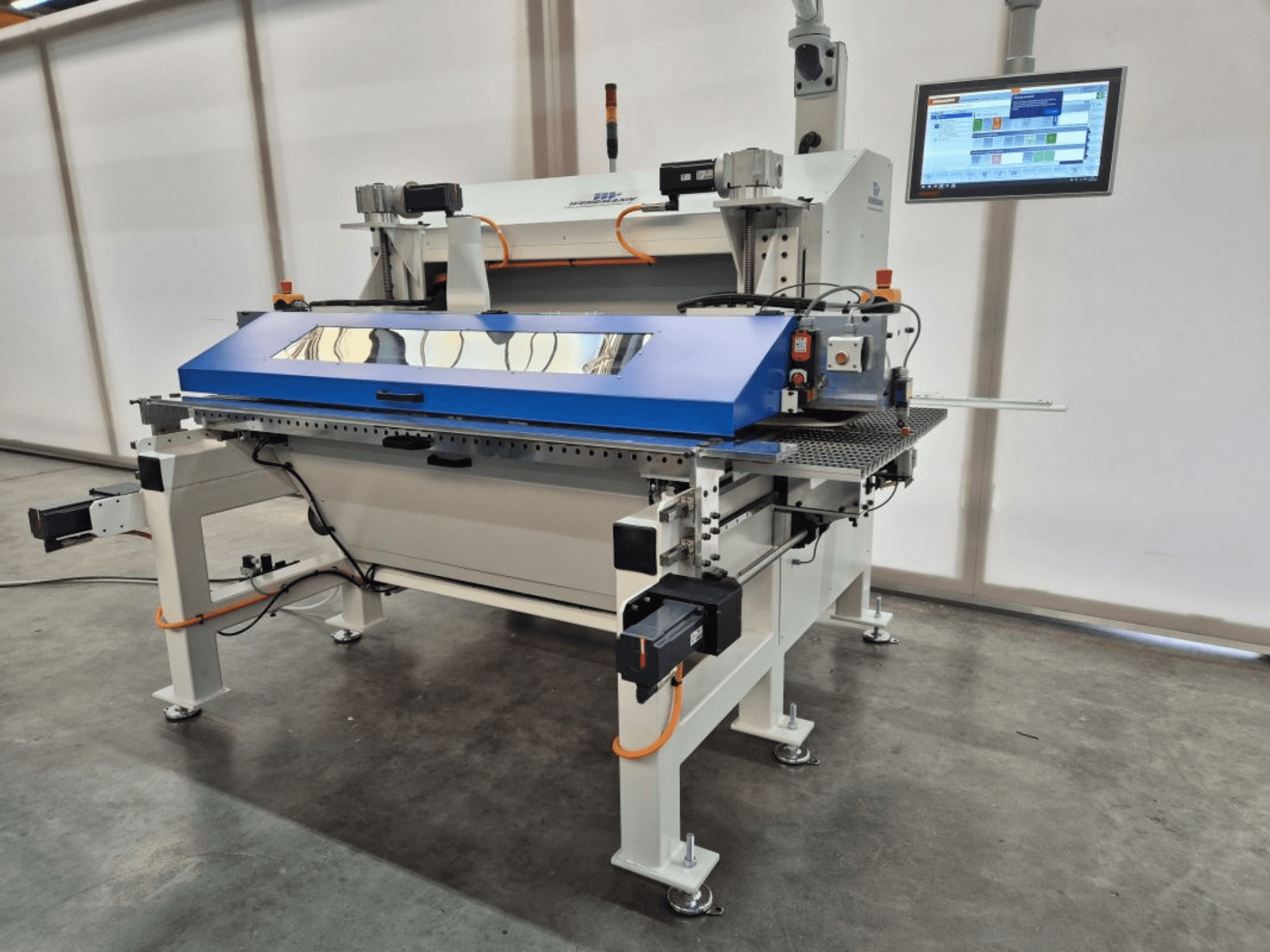 WEHRMANN WT-50/900 Plattensäge in der Frontansicht, mit blauer Schnittfläche, digitalem Bedienfeld und integrierten Sicherheitsfunktionen.