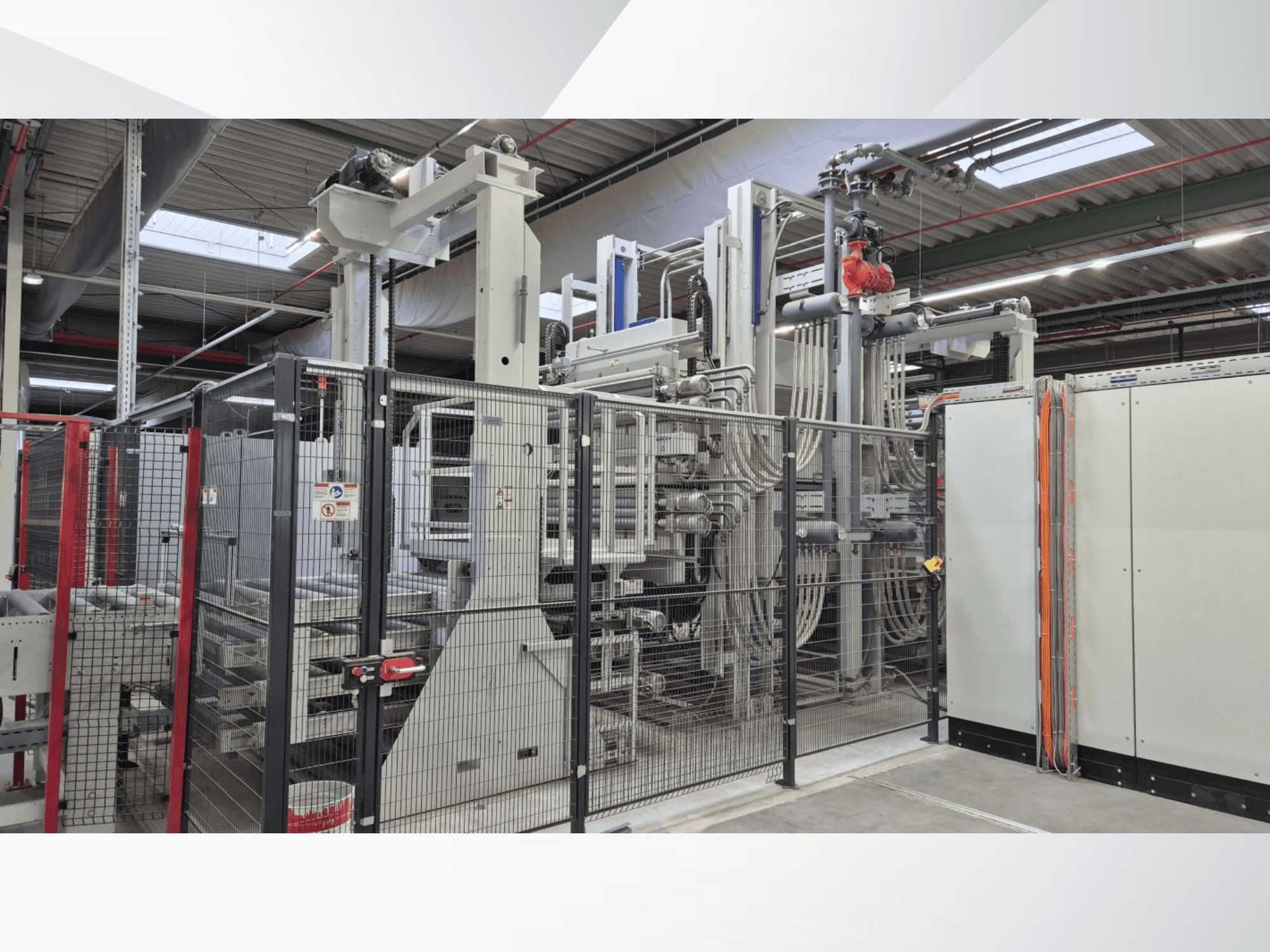 Vorderansicht der kompletten Produktionslinie BURKLE Optima 1428/50 mit Kontrollpanels und Maschinen zur Holzbearbeitung.