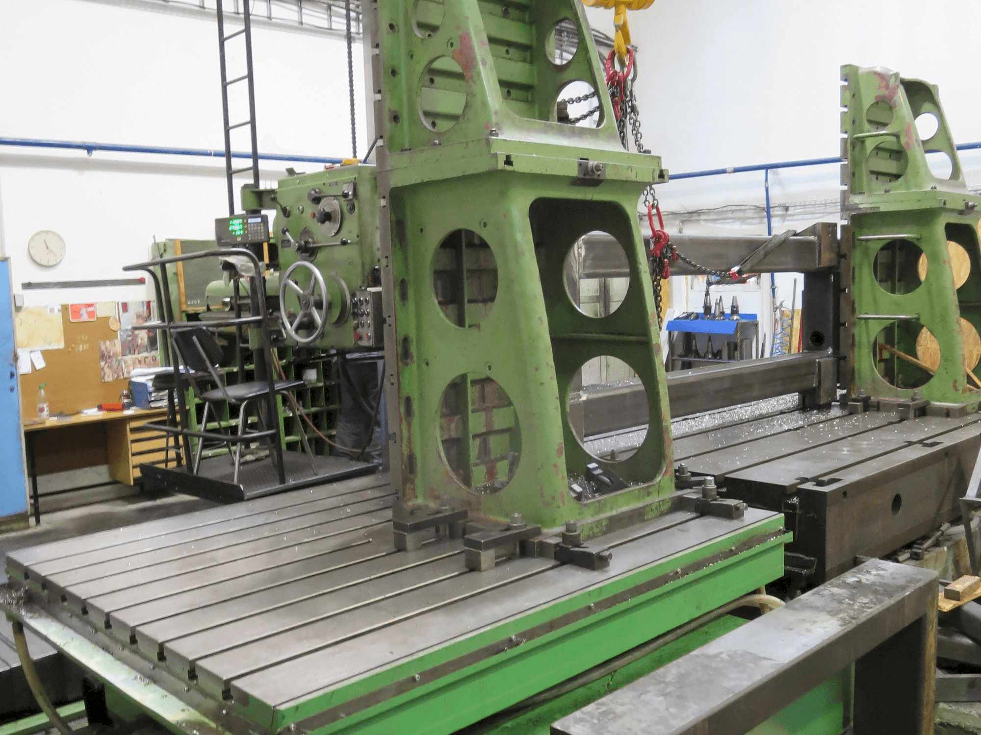 Frontansicht der TOS HP 100 Maschine