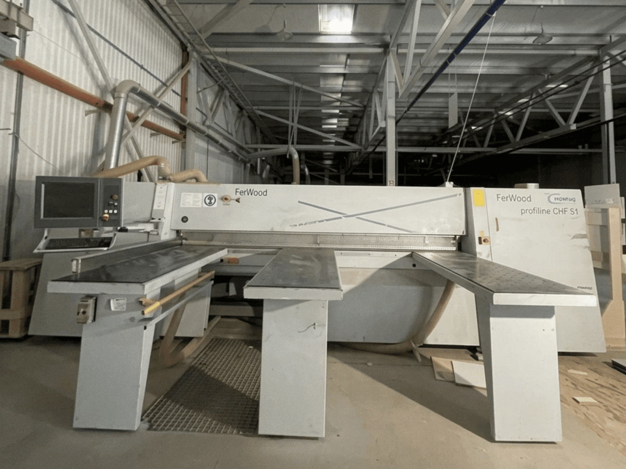 HOMAG CHF 51/32/32 Holzbearbeitungsmaschine, Vorderansicht mit Bedienfeld und Auflagetischen, in einer Werkstattumgebung.