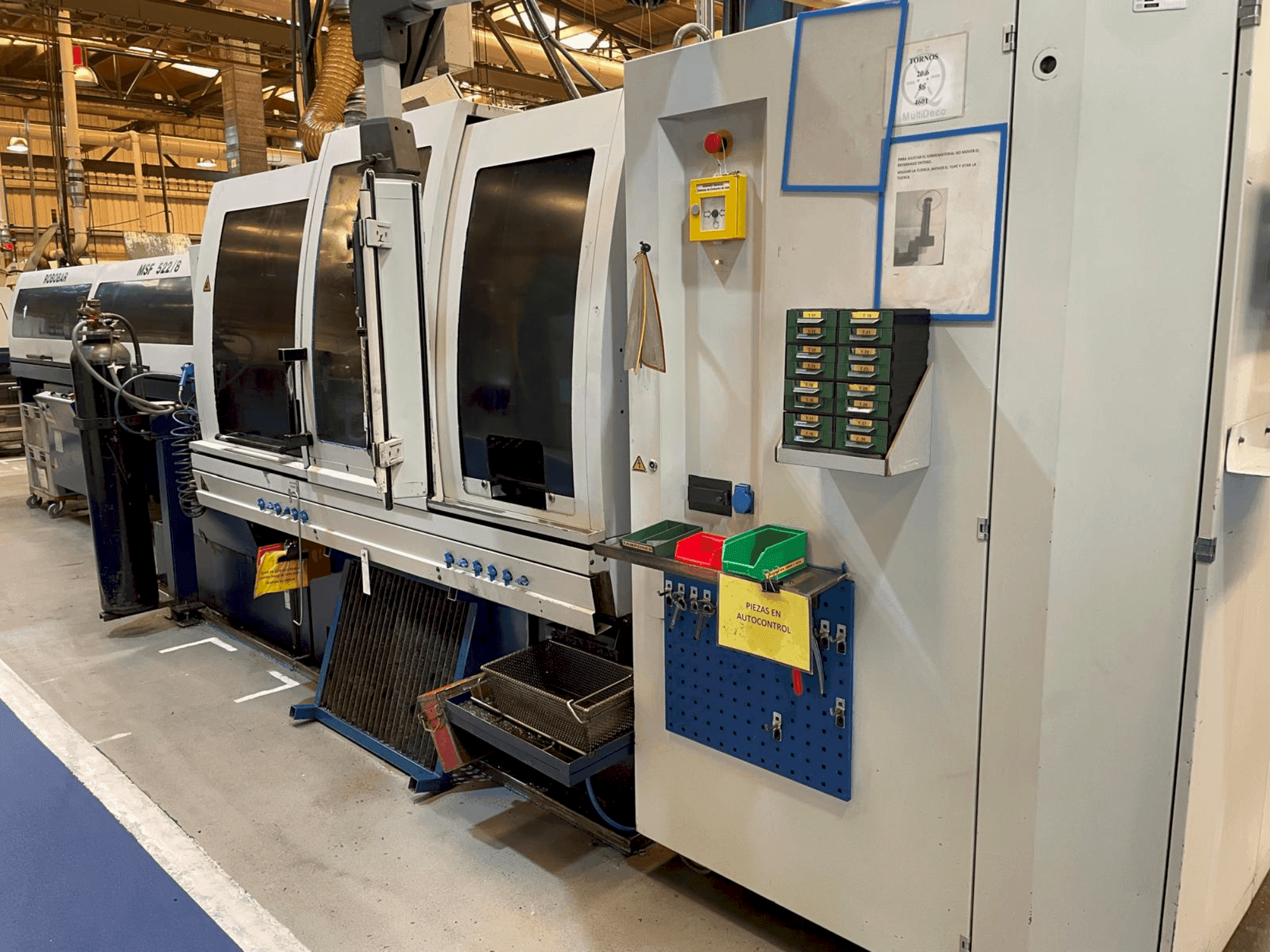 Frontansicht der TORNOS MultiDeco 20-8b Maschine