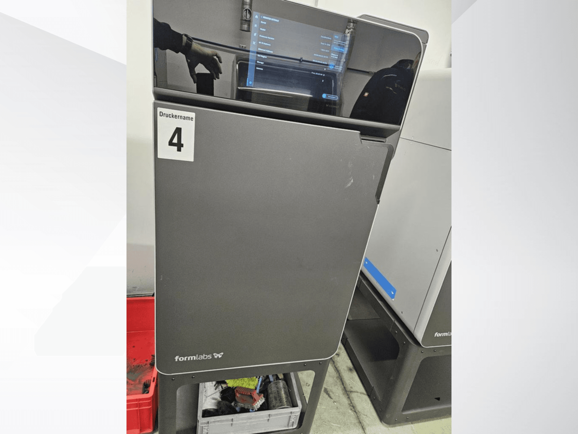 FORMLABS Fuse 1+ 30-W-Kunststoff-3D-Drucker, Vorderansicht, mit Touchscreen und der Beschriftung „Druckname 4“.