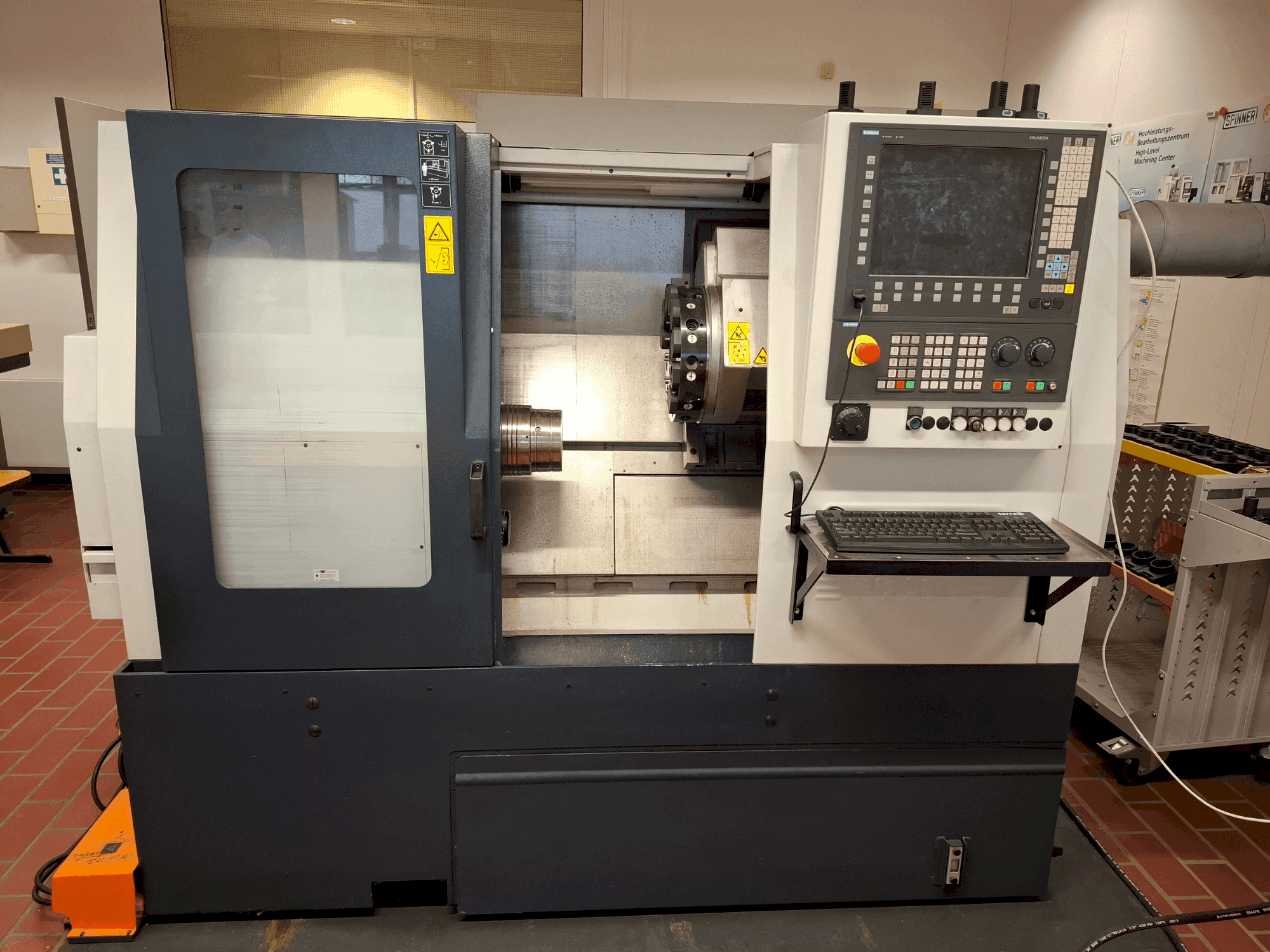 Frontansicht der SPINNER TC 400 52 MC Maschine