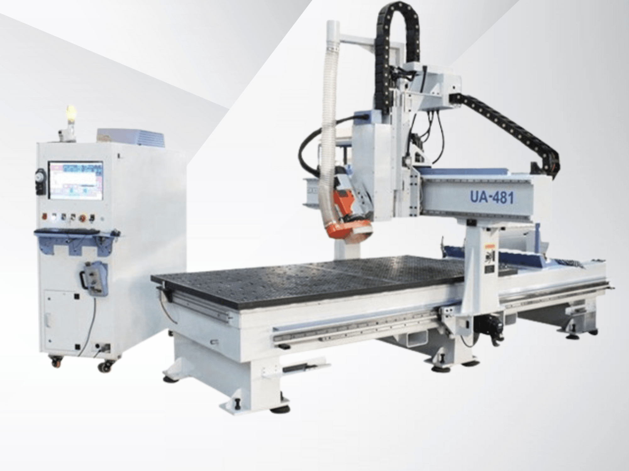 UA-481 CNC-Maschine und Bedienfeld, Seitenansicht, mit großem Arbeitstisch und Präzisionsschneidkopf.