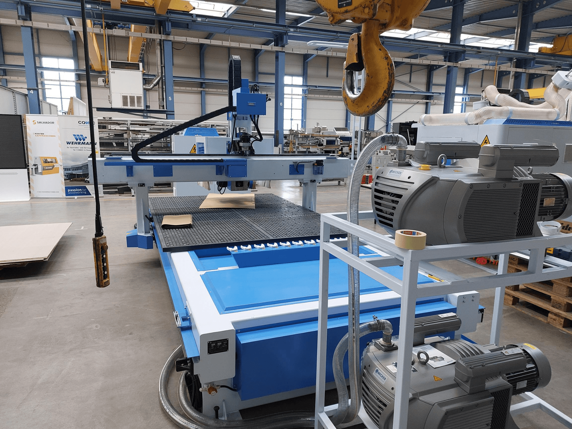 CNC-Holzbearbeitungszentrum QUICK CNC UA 481, Vorderansicht mit Bedienfeld, Motoren und Arbeitsfläche mit einem Holzstück.