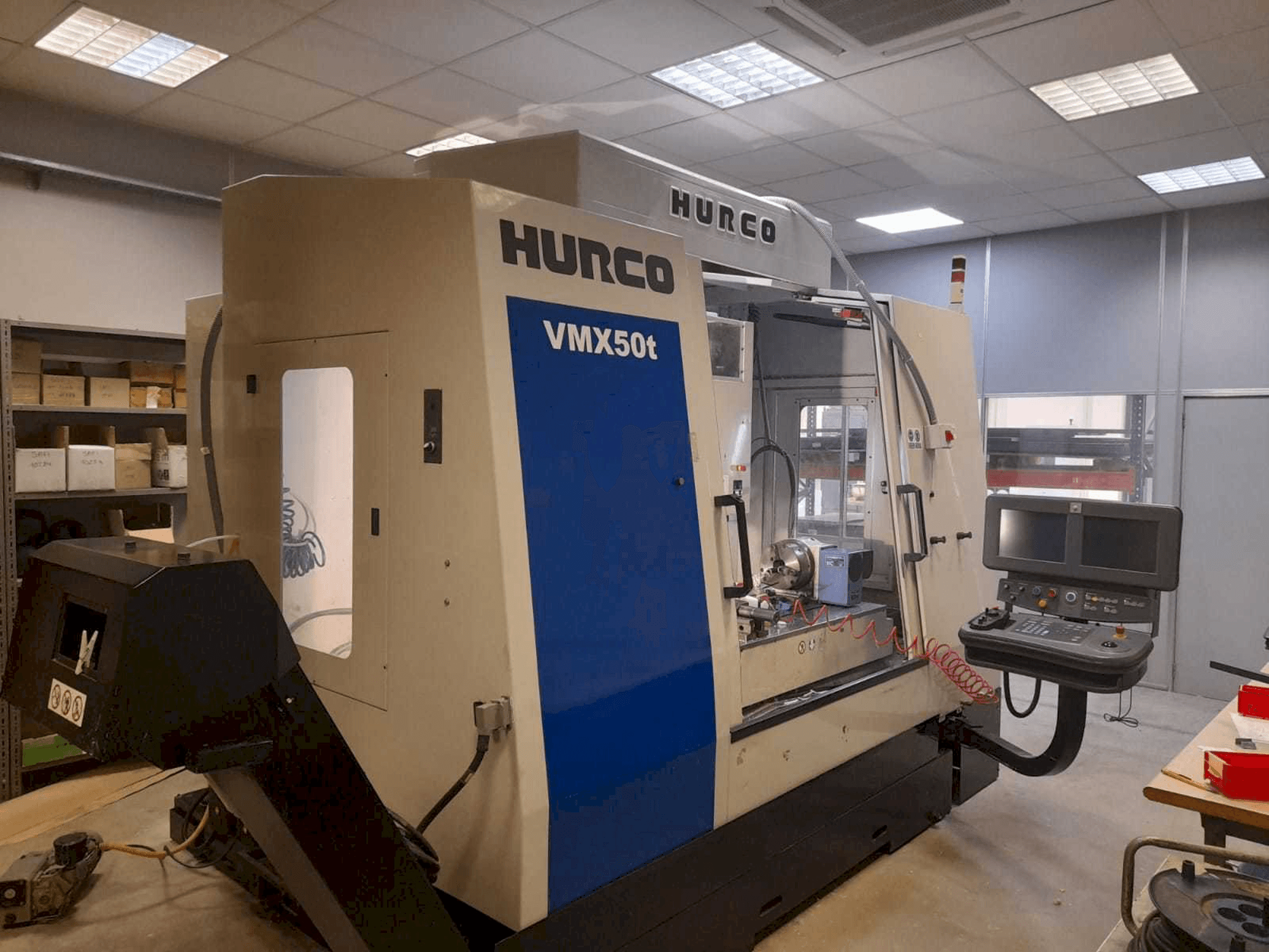 Frontansicht der Hurco VMX50T Maschine
