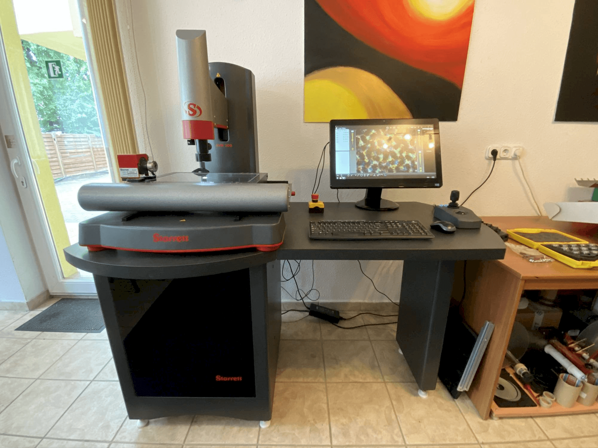 Frontansicht der Starrett AVR 300 Maschine