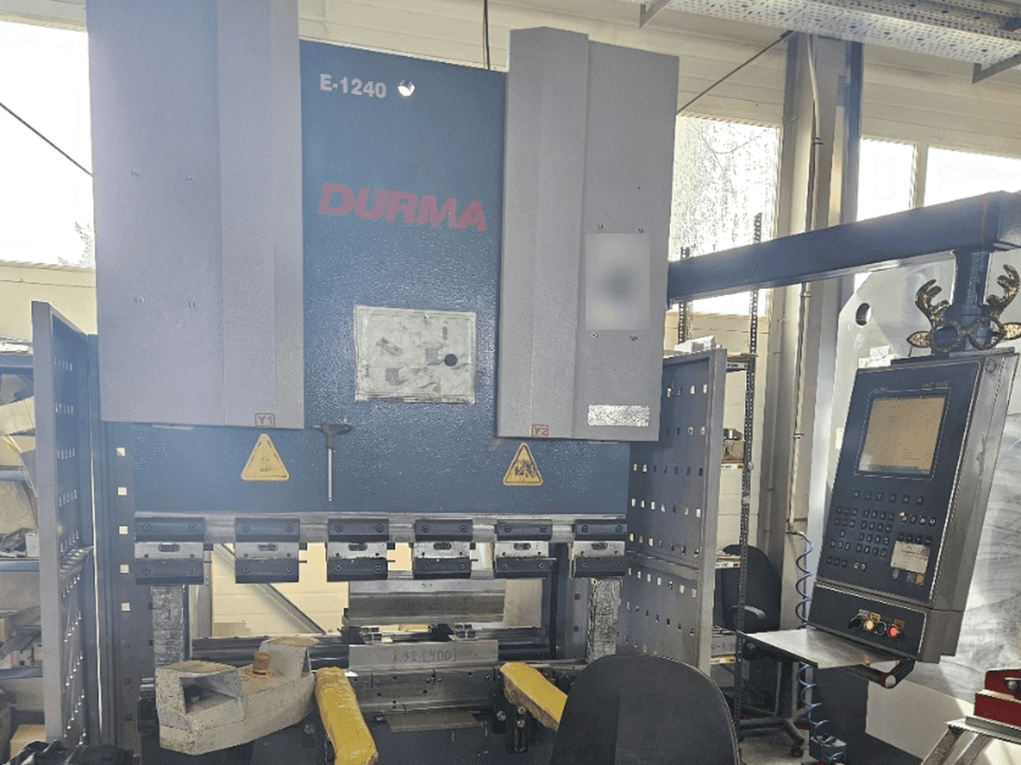 Frontansicht der Durma E 1240 Maschine