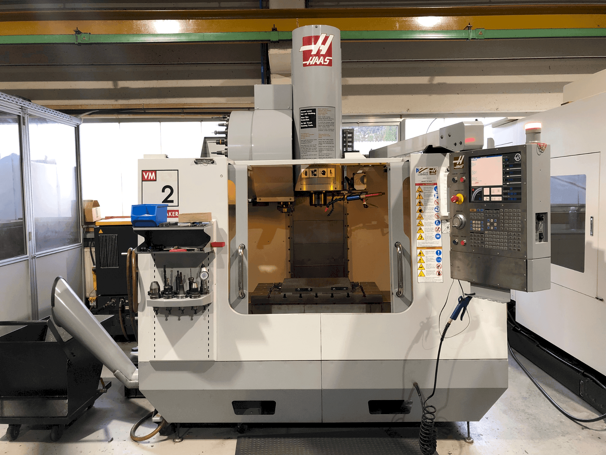 Frontansicht der HAAS VM-2HF Maschine