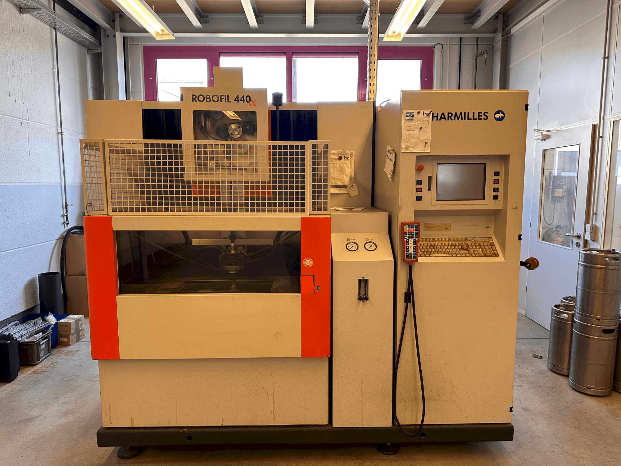 Frontansicht der CHARMILLES Robofil 440 CC Maschine