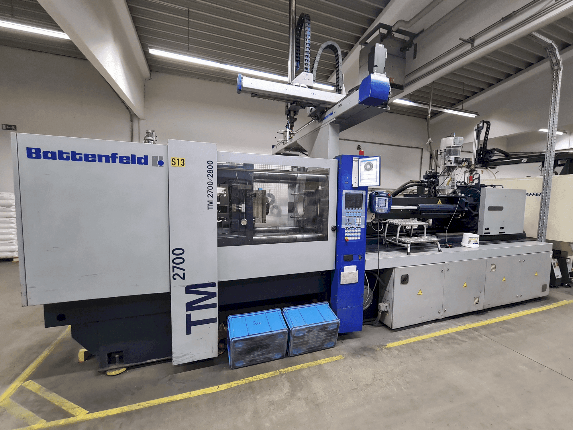 Frontansicht der Battenfeld TM 2700/2800 Maschine