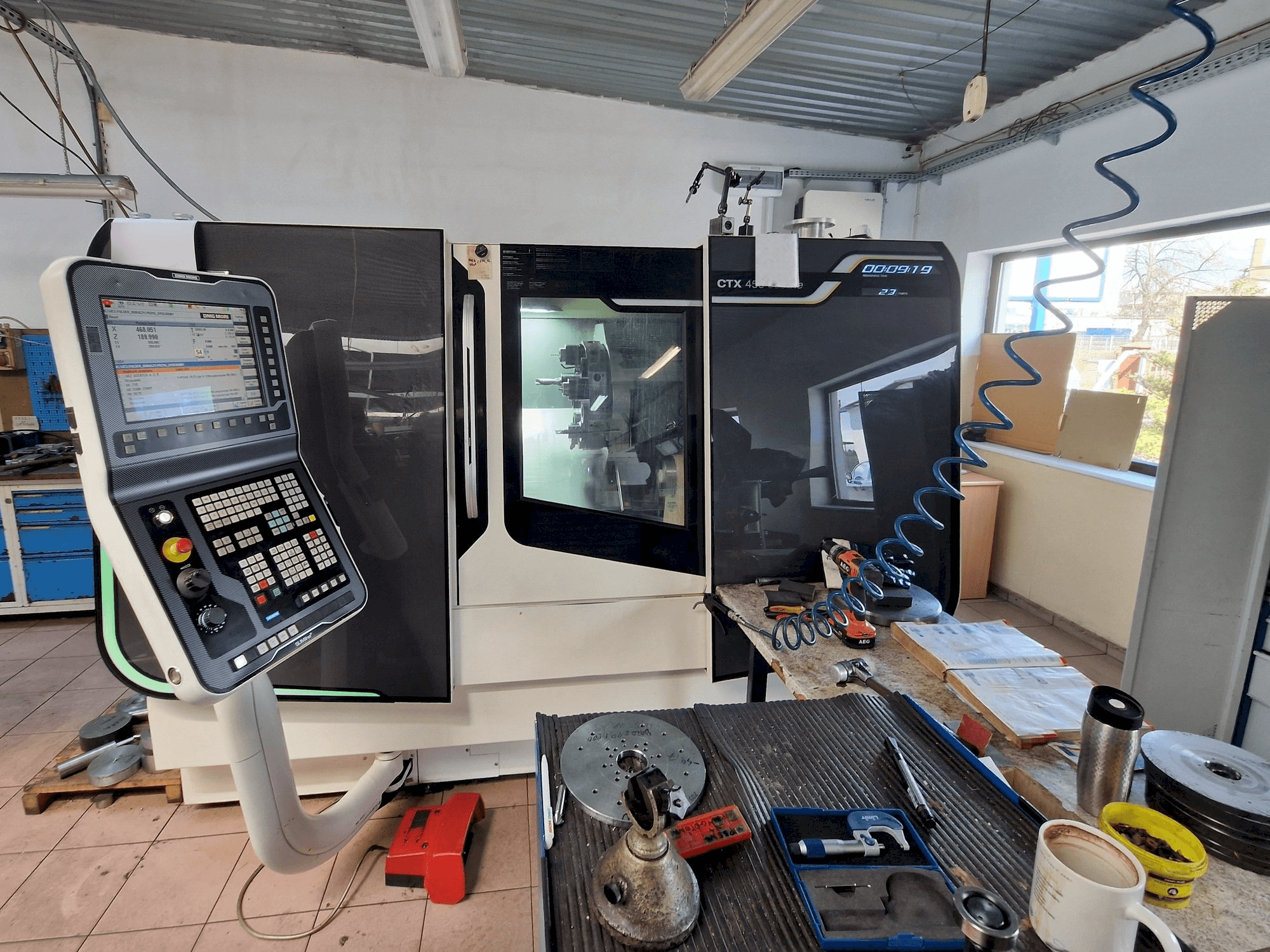 Frontansicht der DMG MORI CTX 450 ecoline Maschine