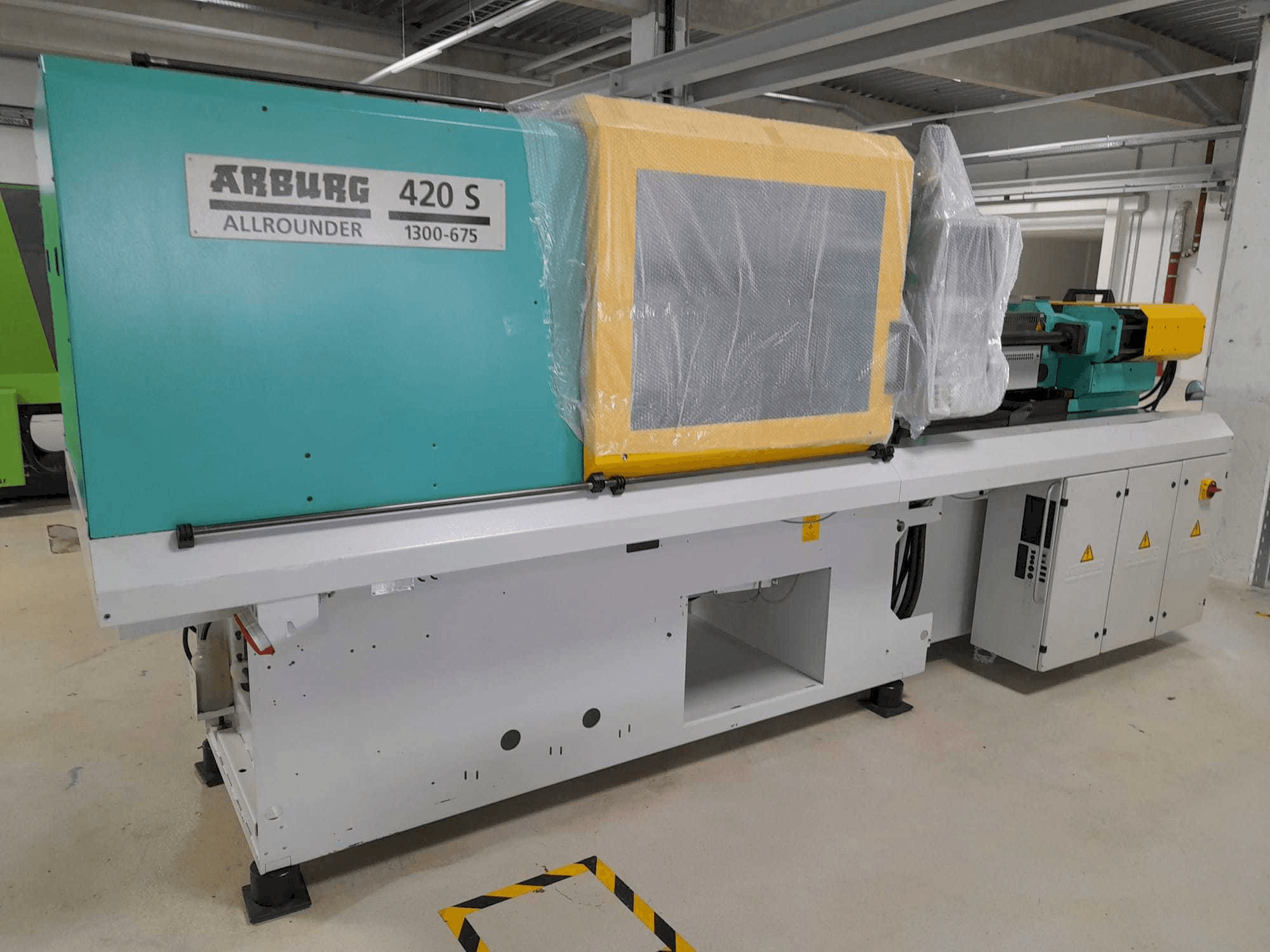 Frontansicht der Arburg Allrounder 420S 1300-675 Maschine