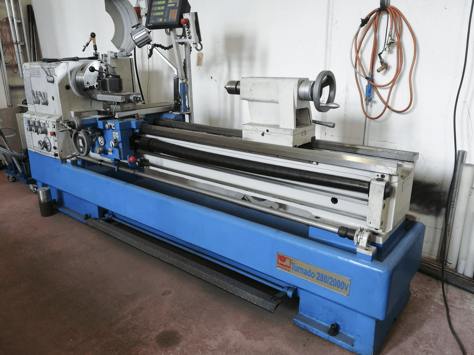 Rechte Ansicht der KNUTH Turnado 280/2000 V Maschine