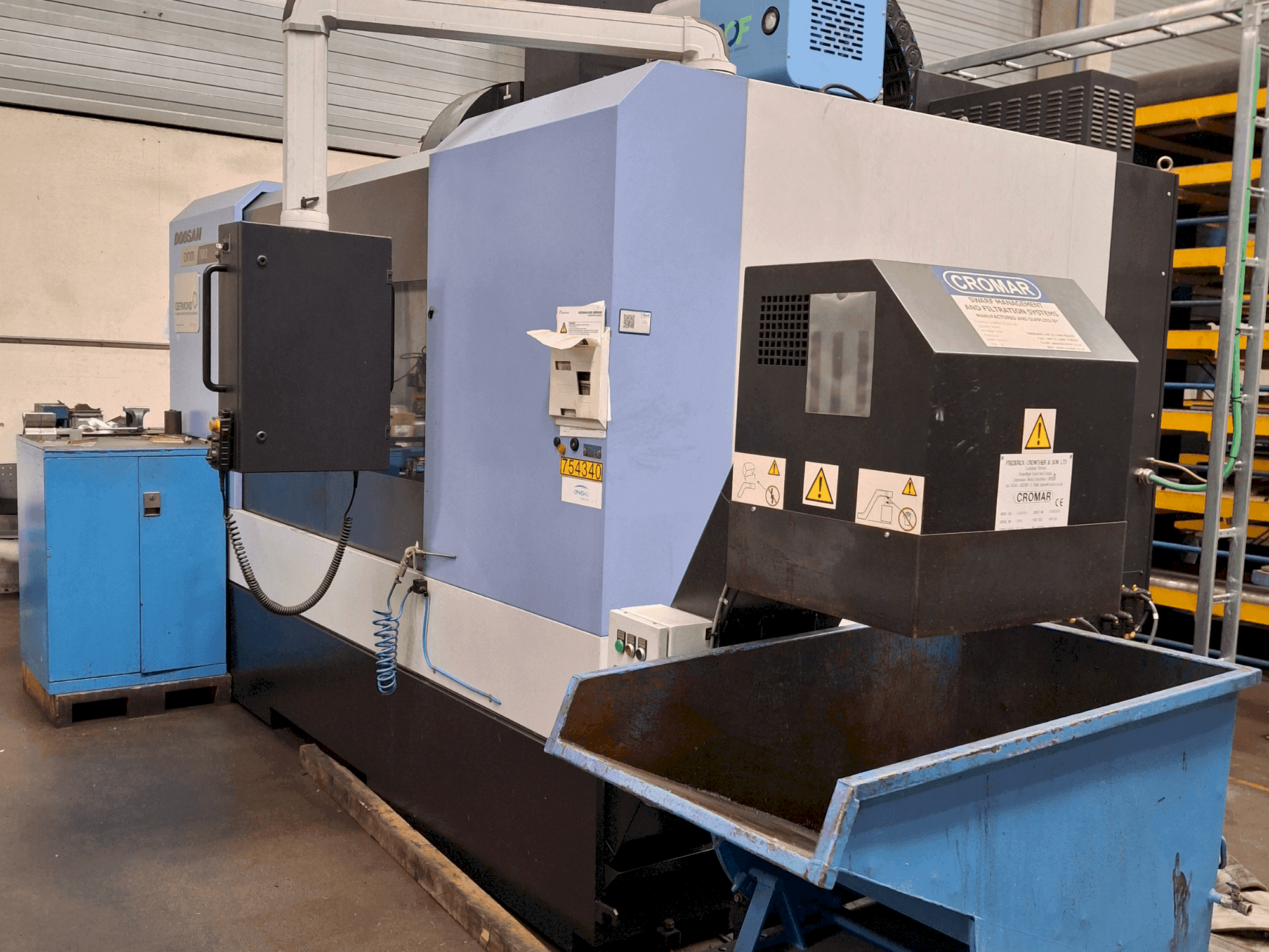 Frontansicht der DOOSAN DNM 750 II Maschine