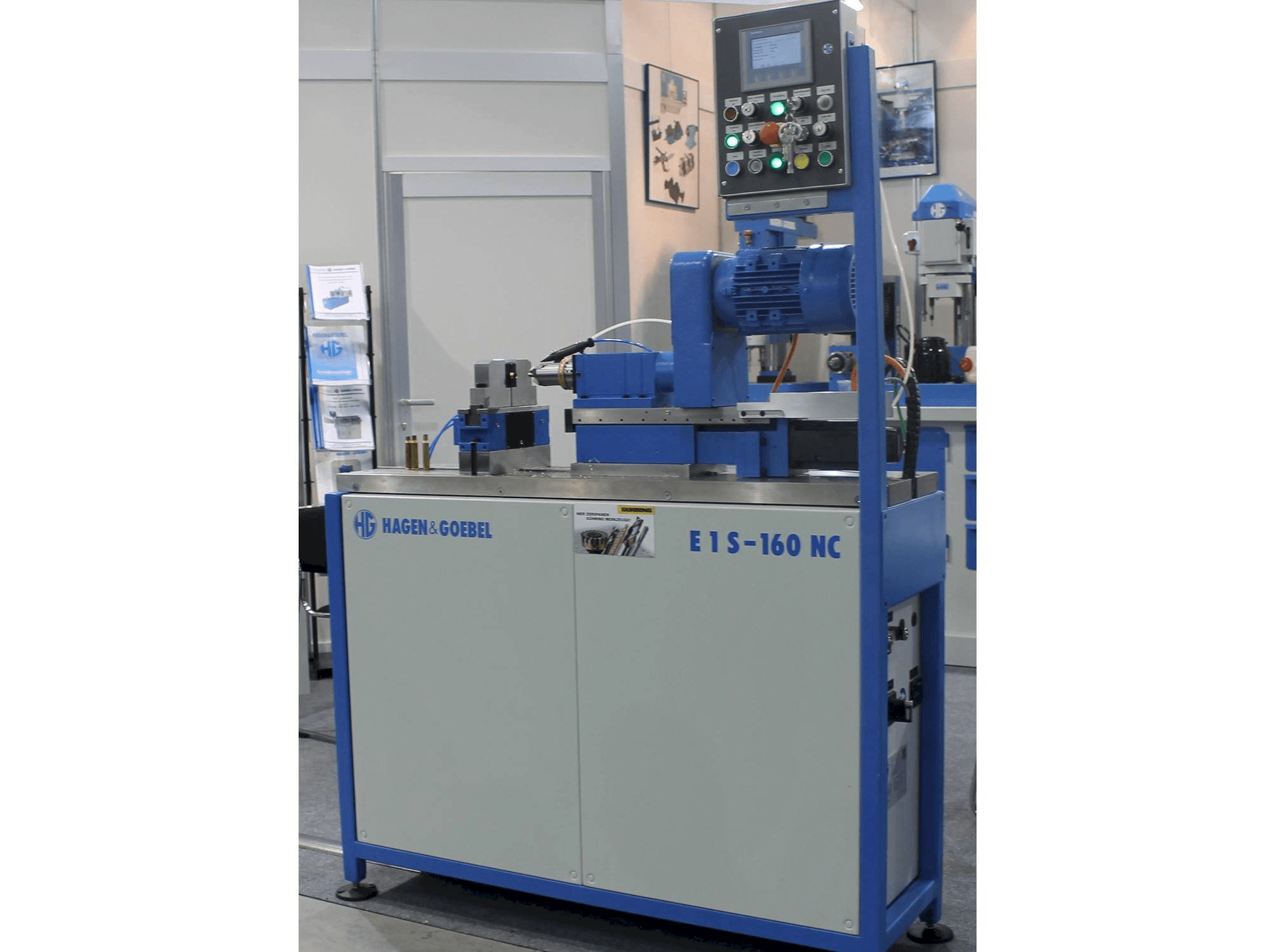 Frontansicht der HAGEN&GOEBEL E 1 S – 160 NC Maschine