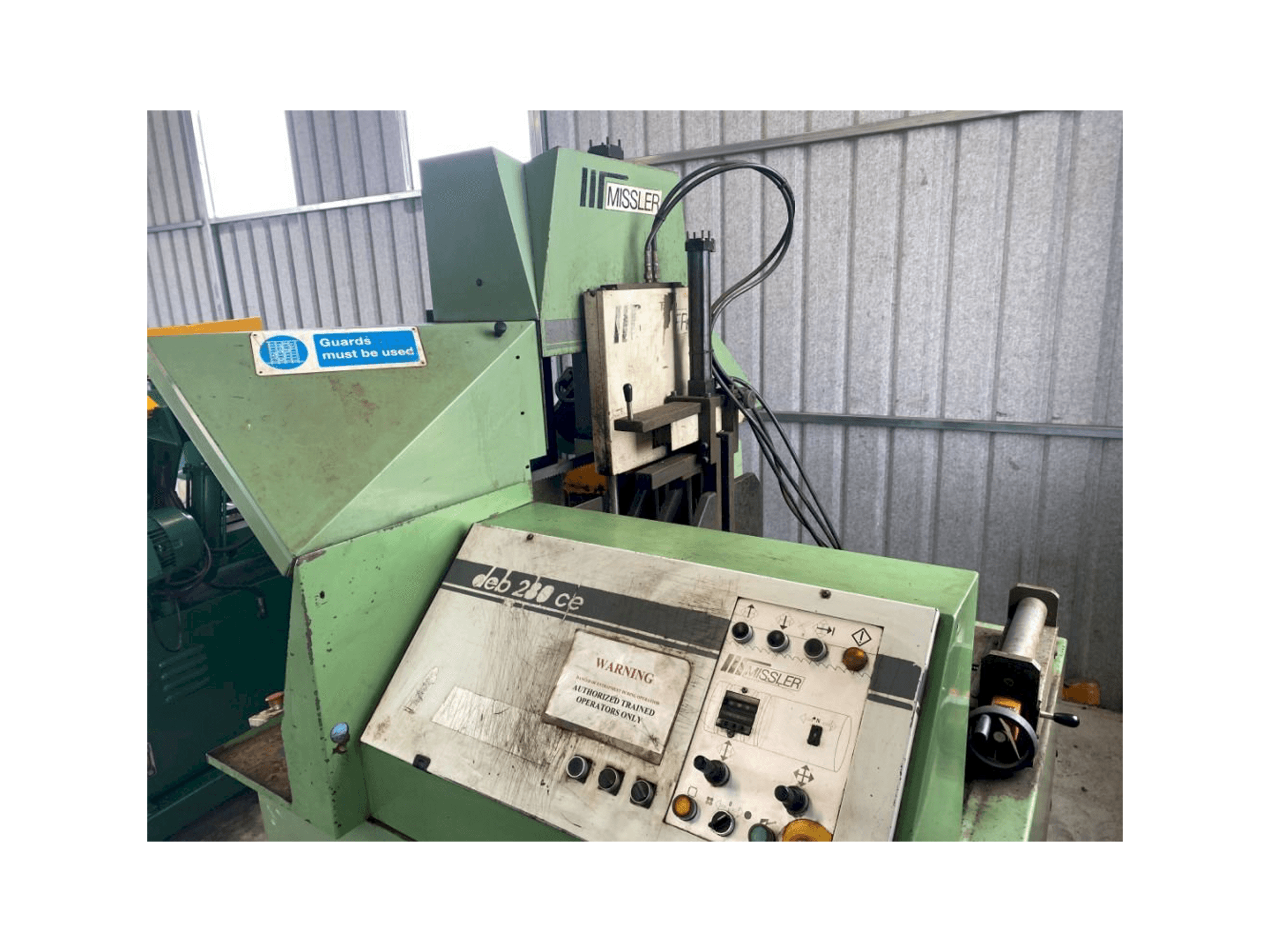 Frontansicht der Missler Compucut DEB 280CE Maschine