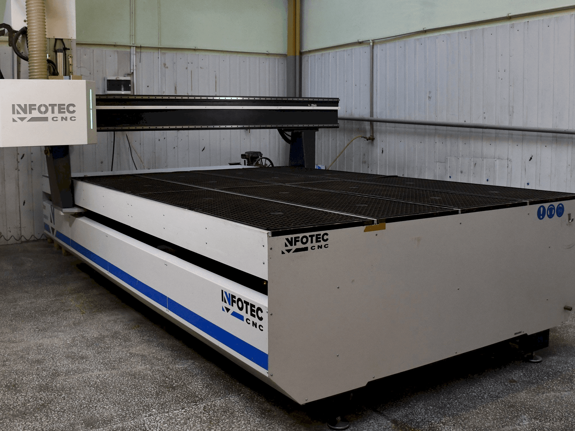 Frontansicht der INFOTEC 3121 E Maschine