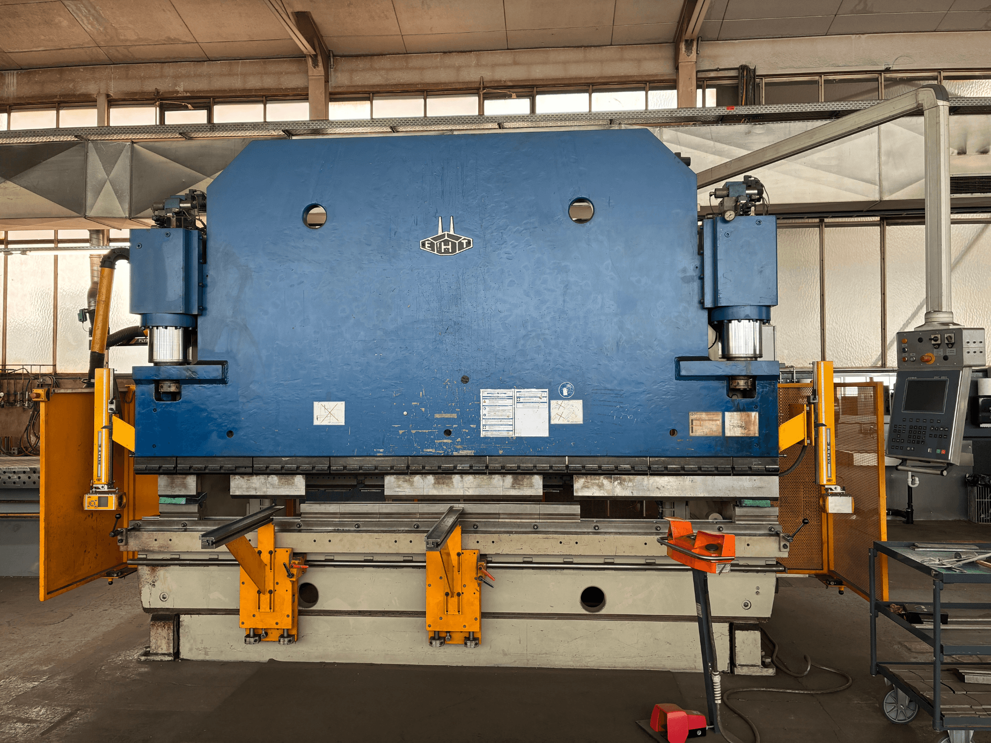 Vertikales Bearbeitungszentrum Bridgeport VMC 1000 22, Vorderansicht mit blauem Gehäuse, Bedienfeld und Bedienelementen.