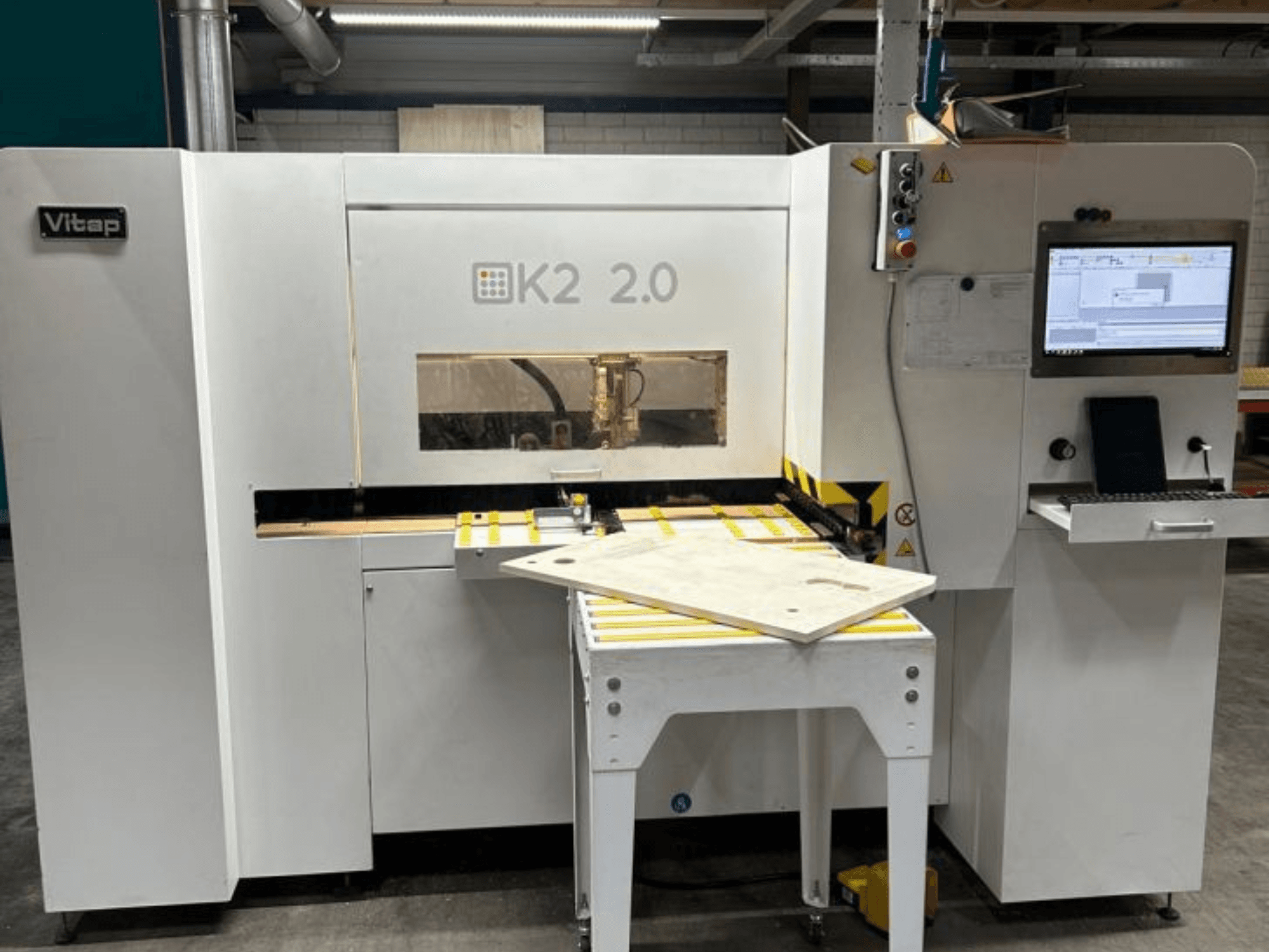 CNC-Bearbeitungszentrum VITAP Point K2 2.0, Vorderansicht, mit Bedienfeld, Arbeitsfläche und Sicherheitseinrichtungen.