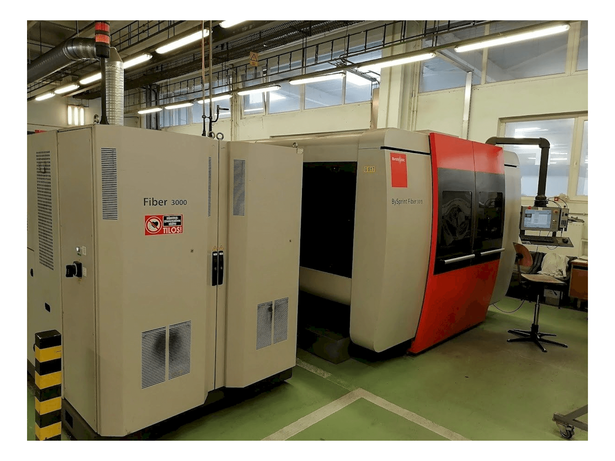 Frontansicht der Bystronic BySprint Fiber 3015 Maschine