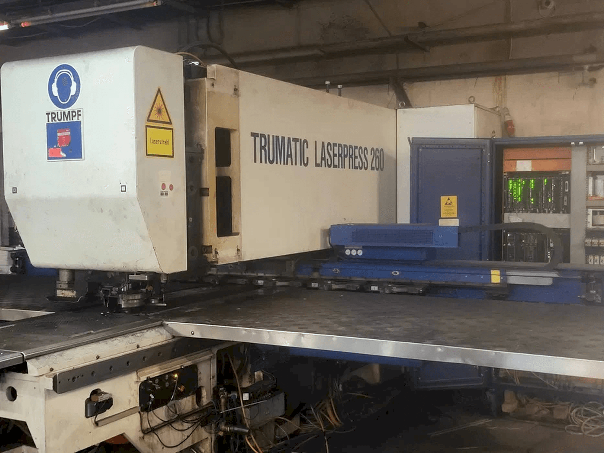 Frontansicht der Trumpf Trumatic 260 Maschine