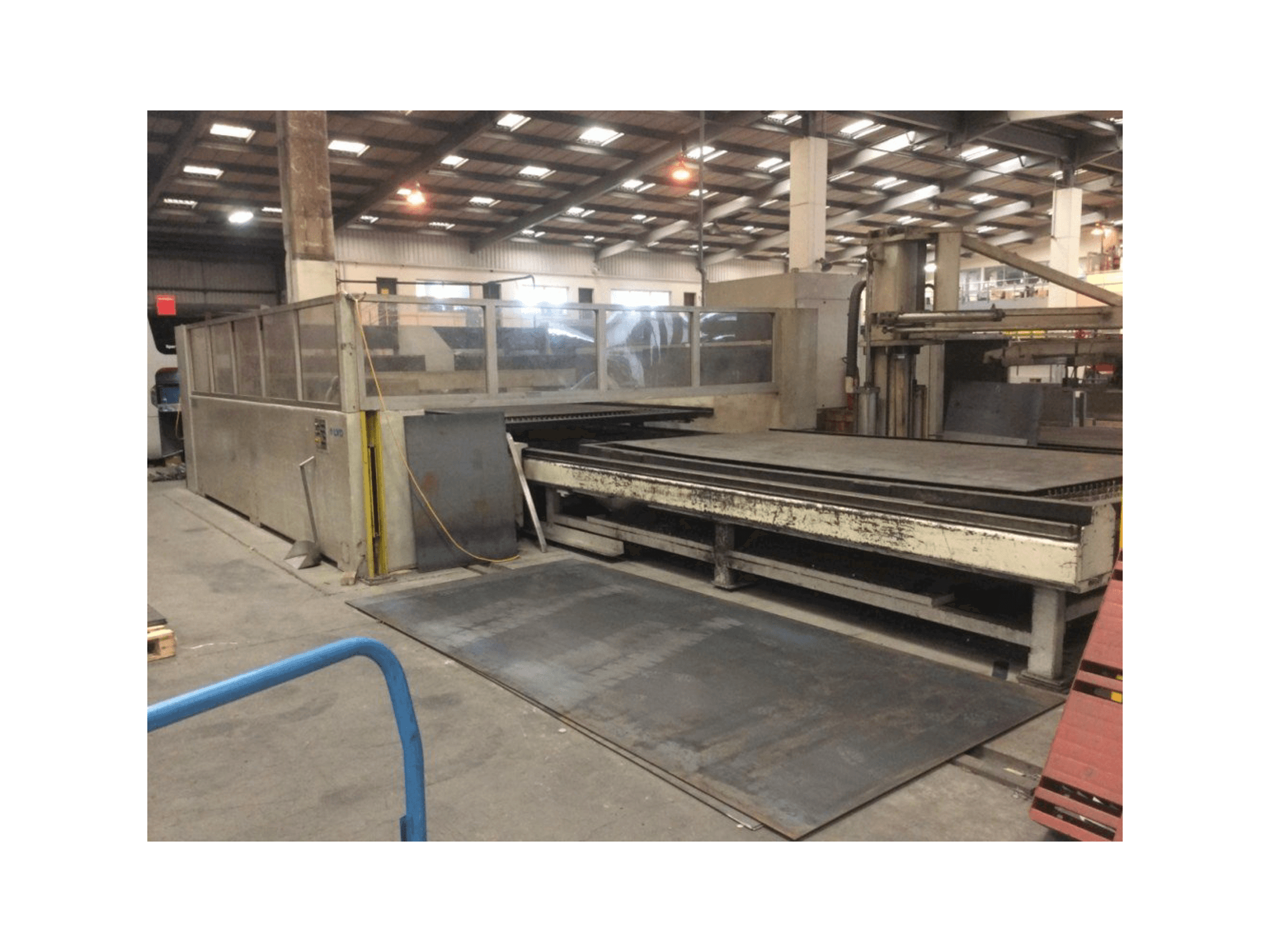 Frontansicht der LVD Implus 4030 Maschine