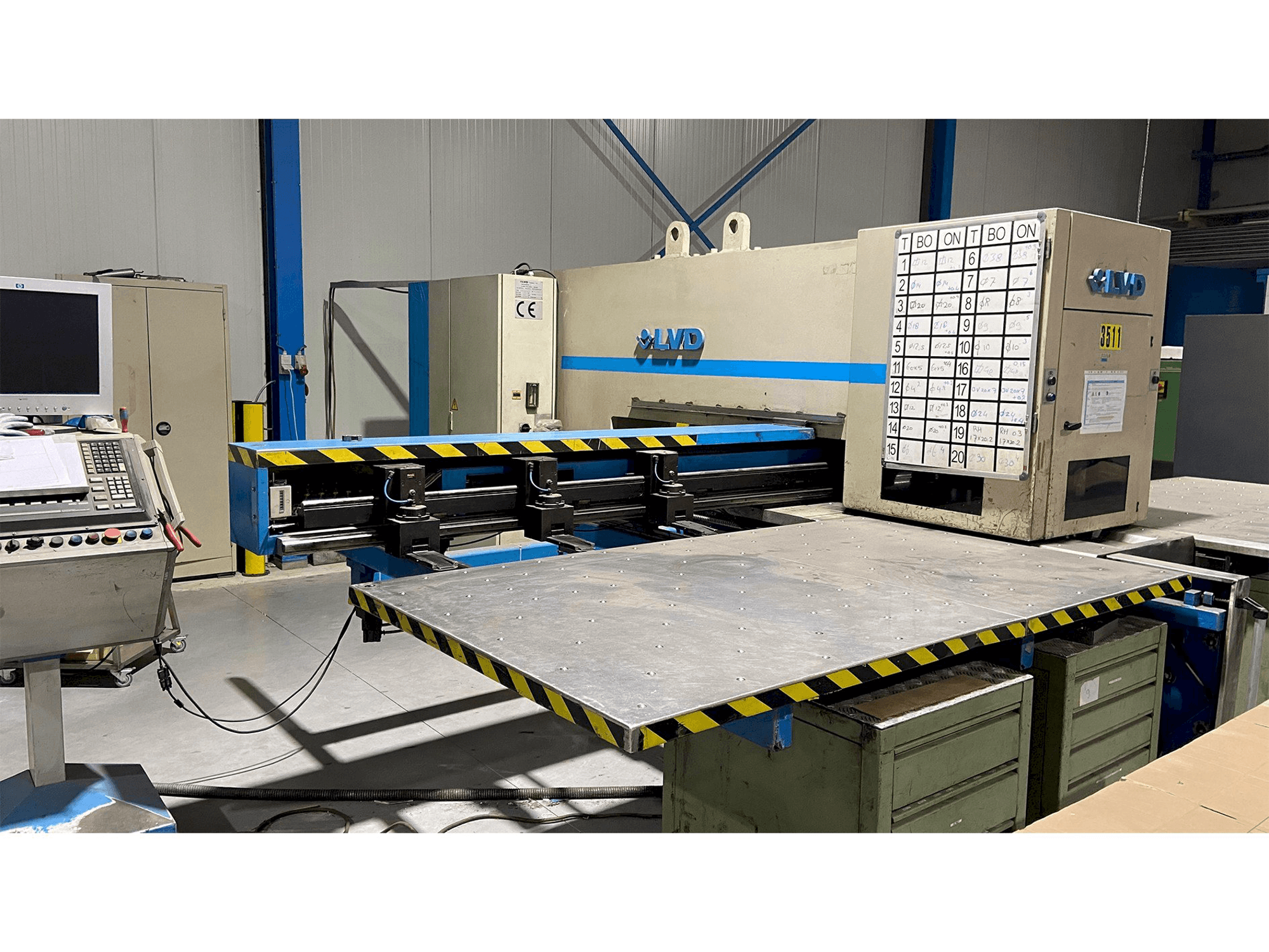 Frontansicht der LVD Delta 1250-LB-TN Maschine