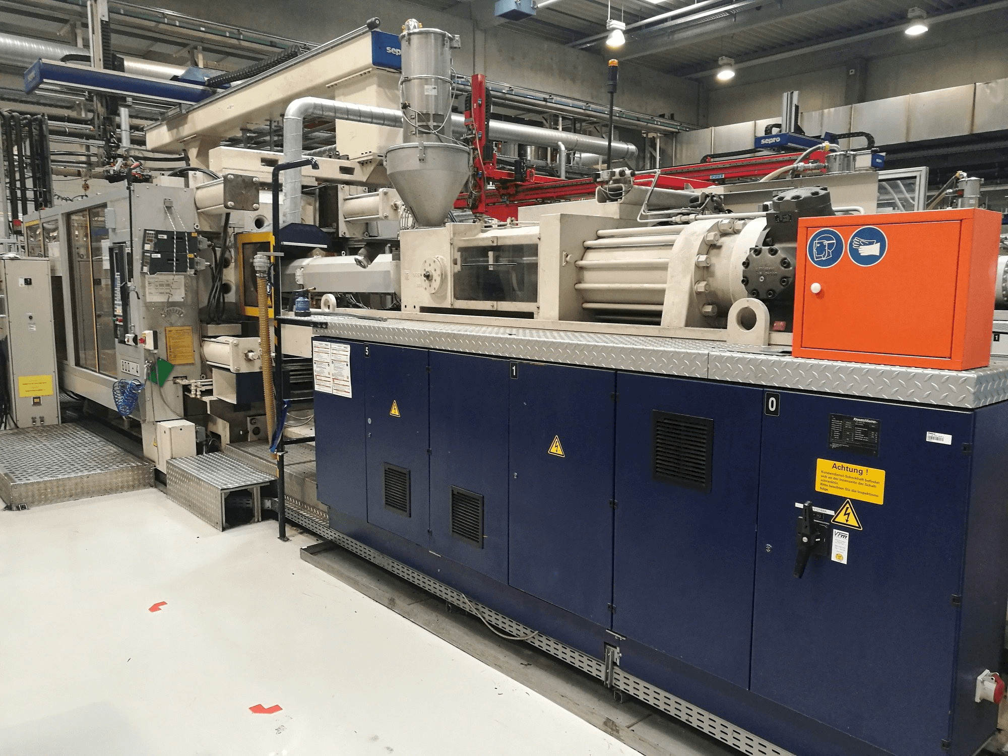 Frontansicht der Krauss Maffei 800-5000 MC Maschine