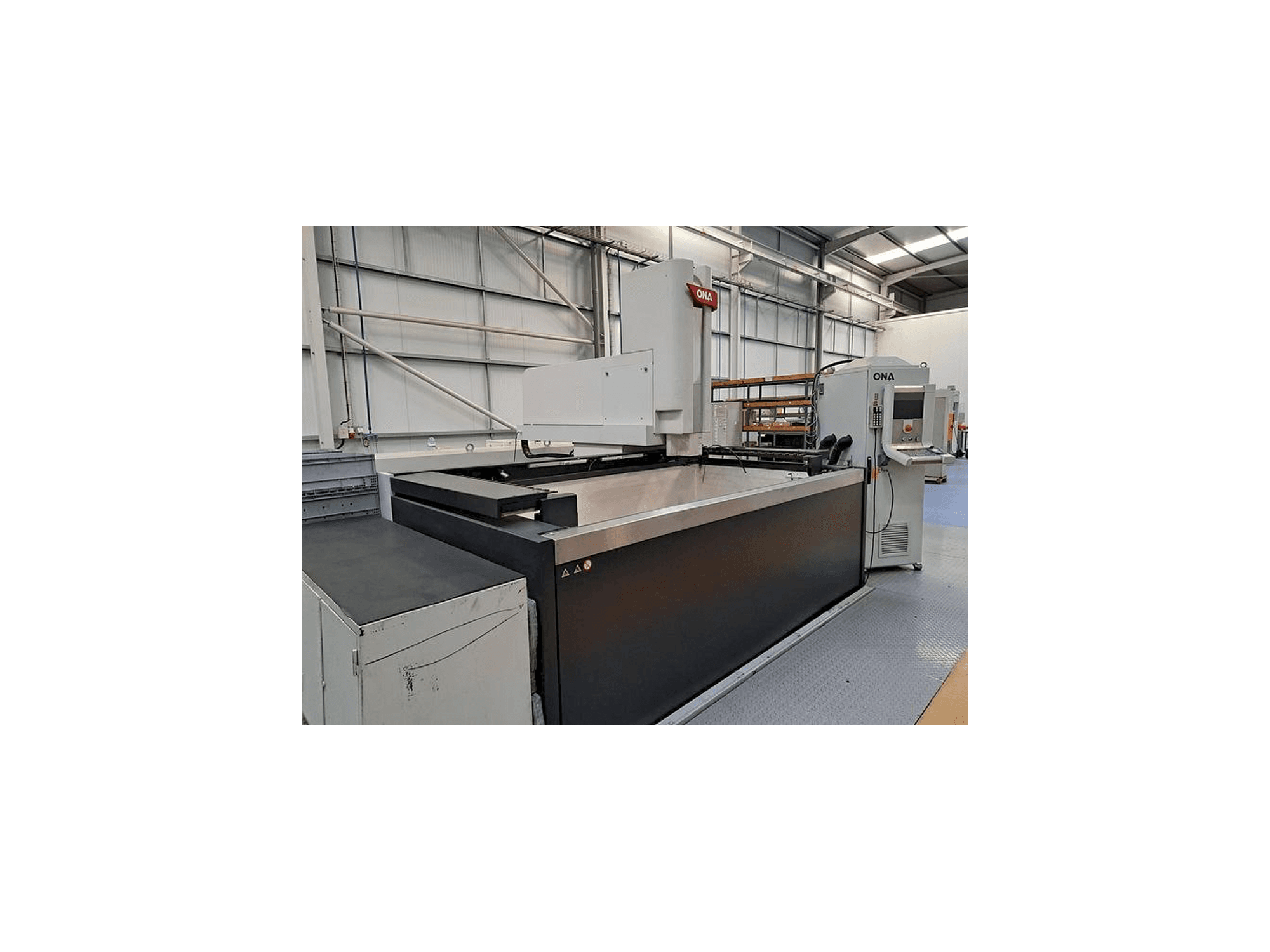 Frontansicht der ONA QX8 B1 L Maschine