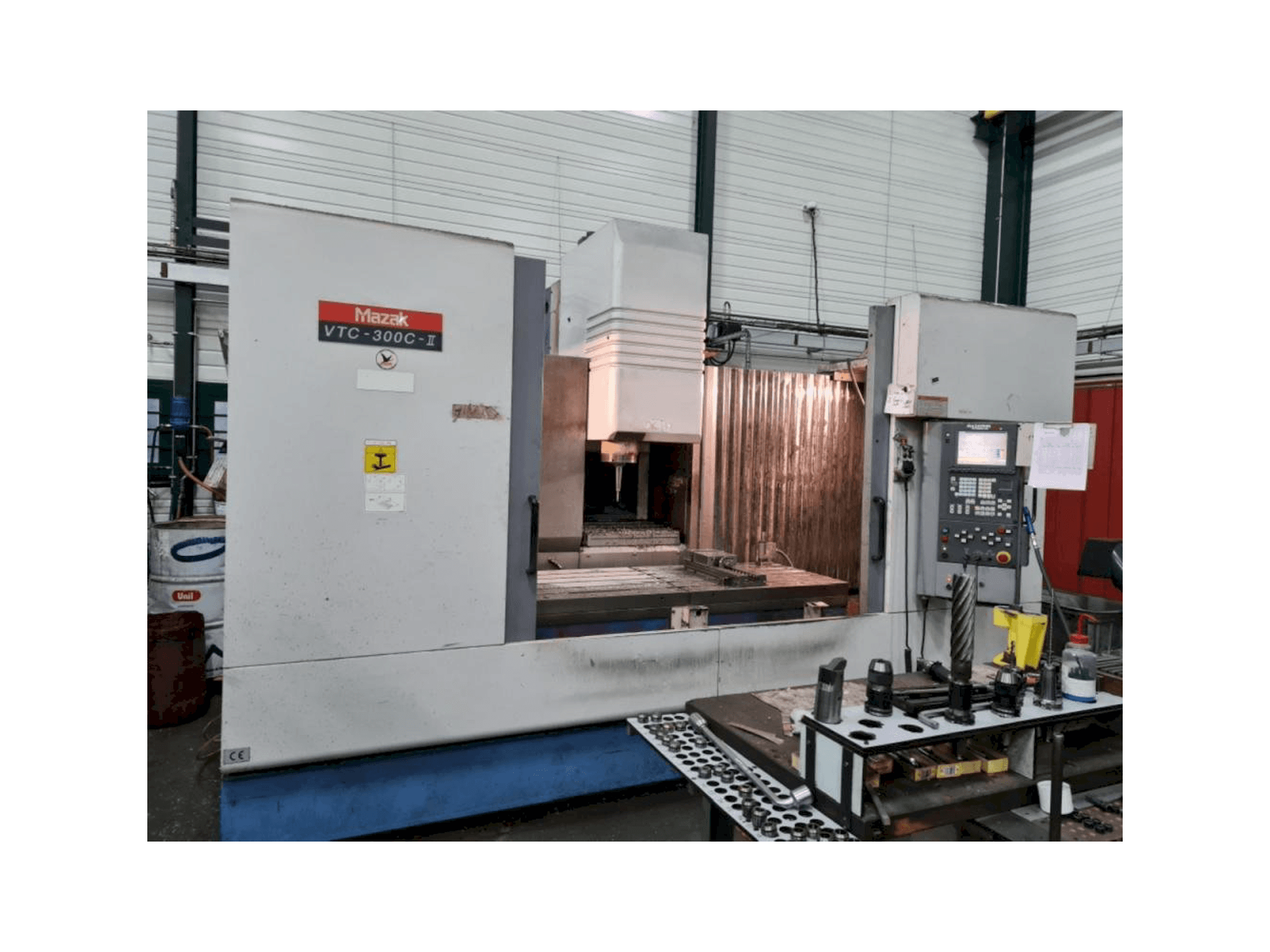 Frontansicht der Mazak VTC 300C Maschine