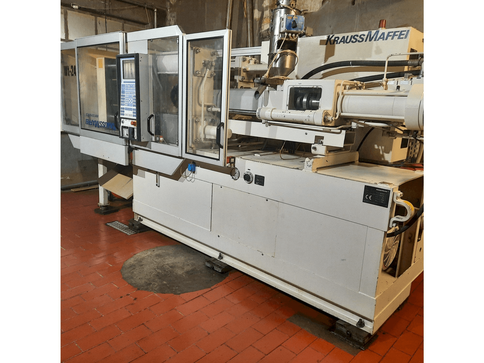 Frontansicht der Krauss Maffei KM 125-520 C2 Maschine