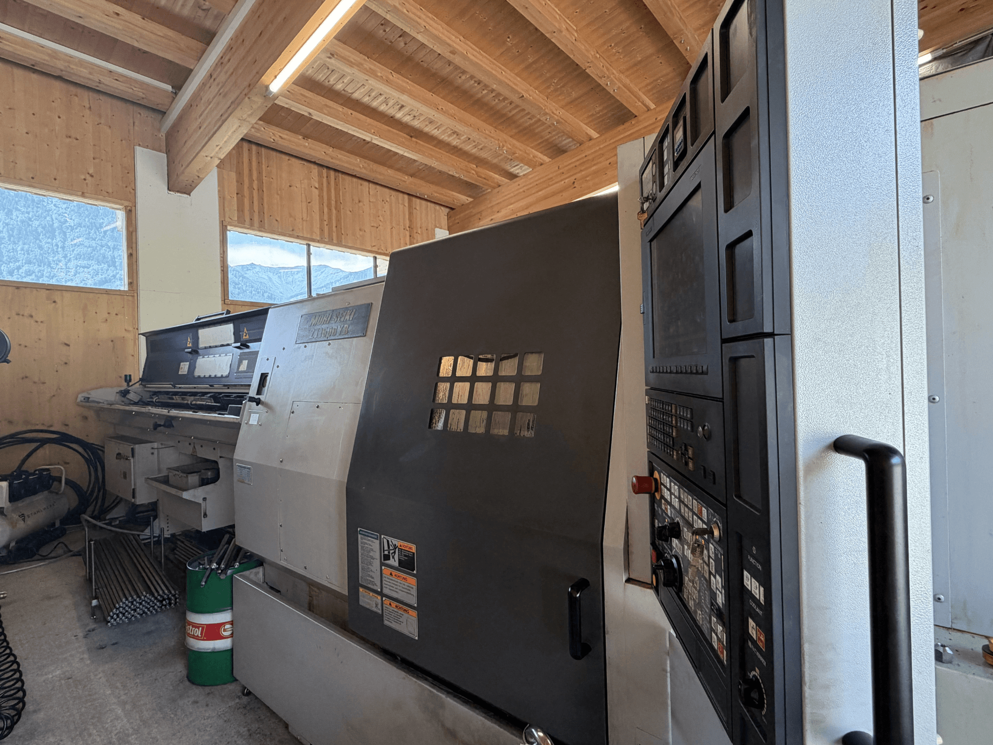 MORI SEIKI ZT1500YB Dreh-Fräszentrum in einer Werkstatt, Seitenansicht mit Bedienfeld und Maschinenausstattungsmerkmalen.