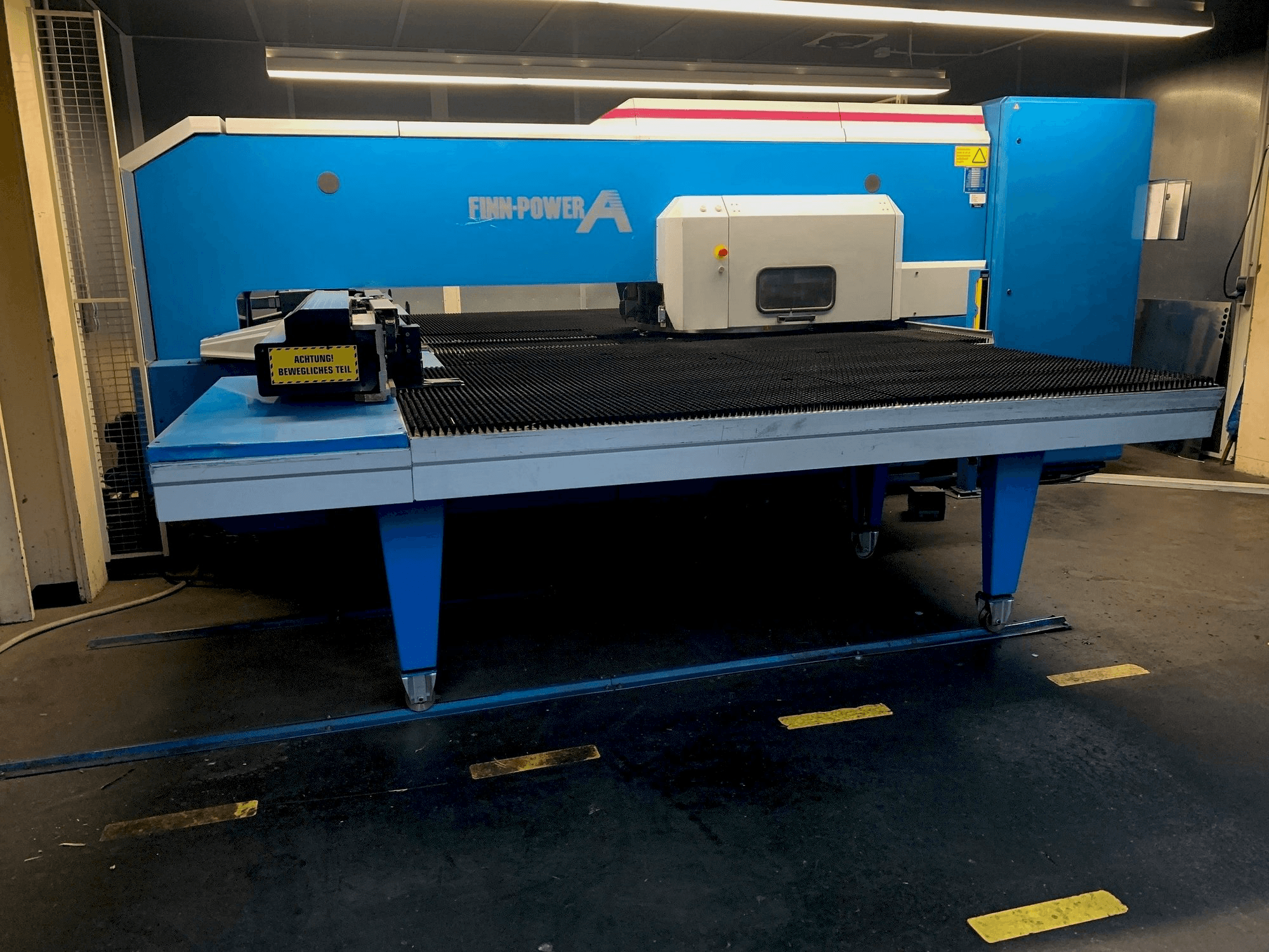 Frontansicht der Finn-Power A5 SV Maschine