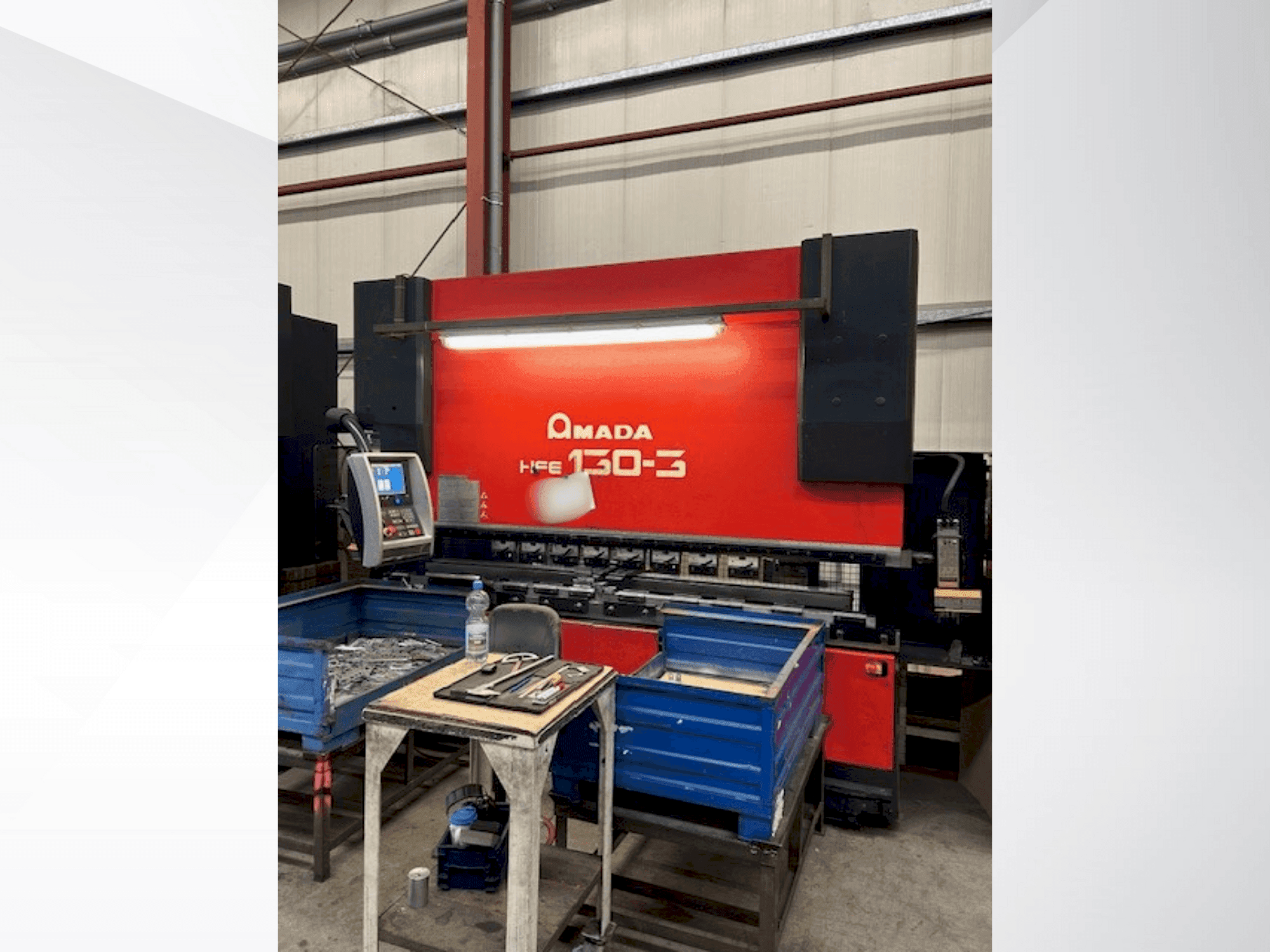 Frontansicht der AMADA HFE 130-3 Maschine