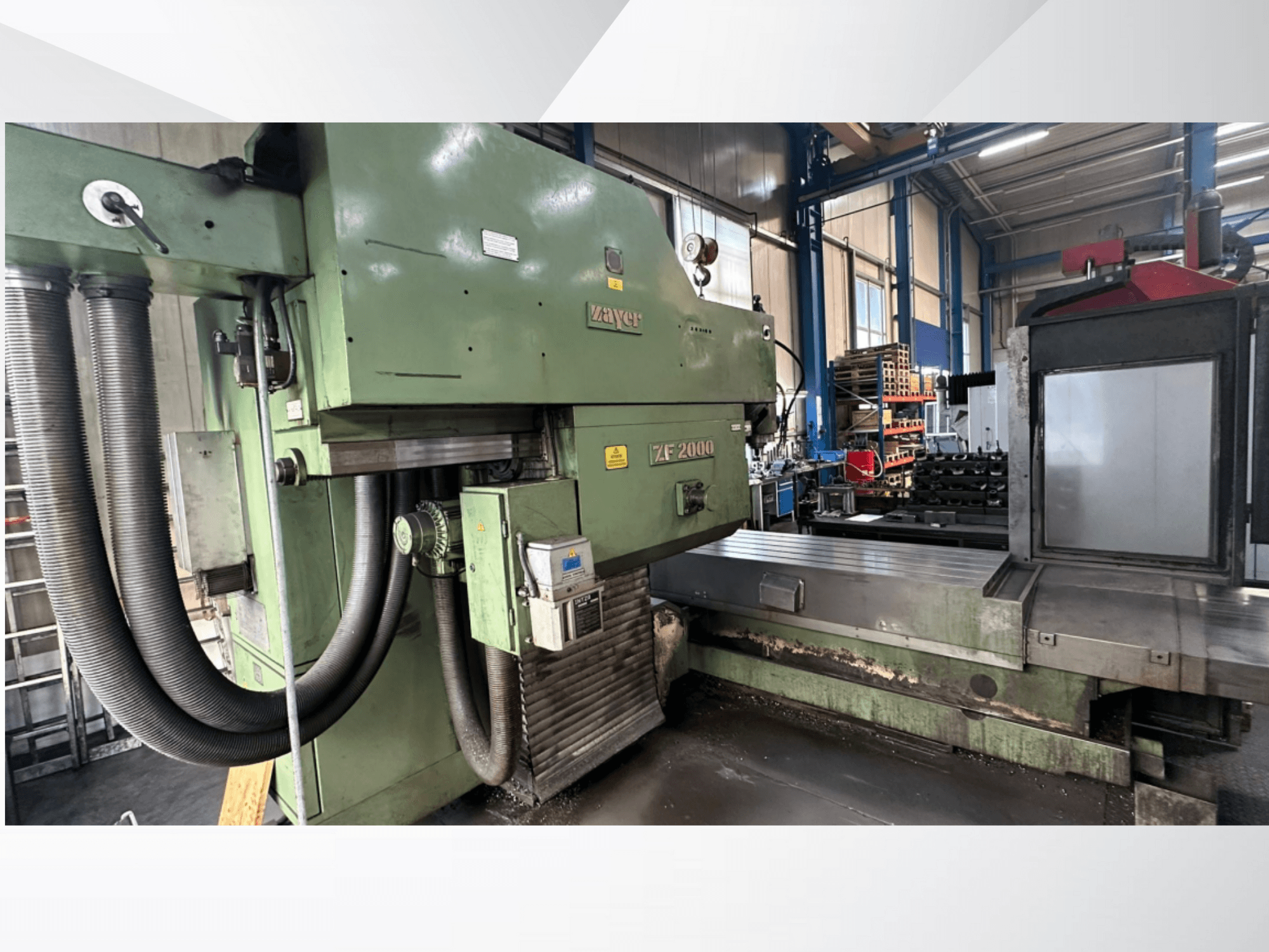 Zayer ZF 2000 Fräsmaschine in grün, Seitenansicht mit Bedienfeld und großem Fräsbett mit angeschlossenen Schläuchen.