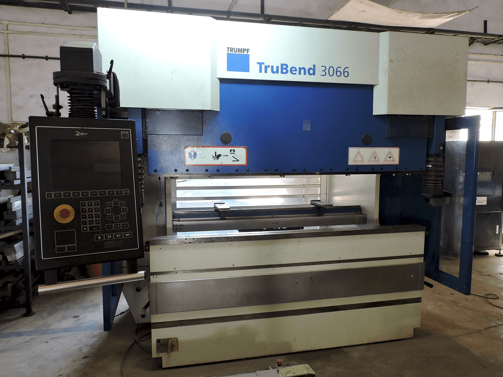 Frontansicht der Trumpf TruBend 3066 Maschine