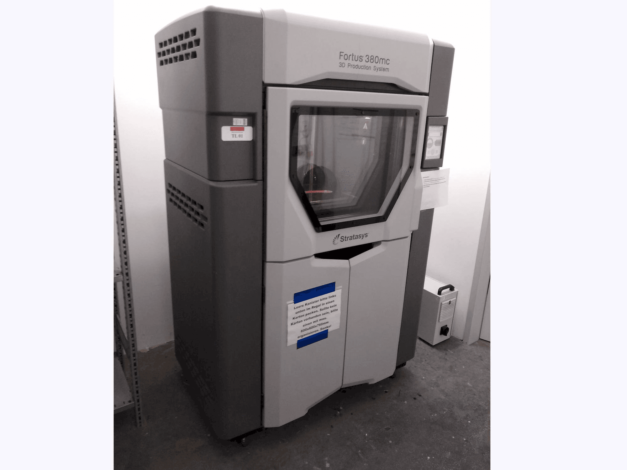 Frontansicht der Stratasys Fortus 380MC Maschine