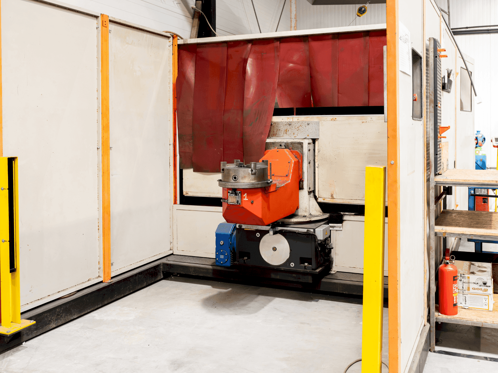 Frontansicht der IGM MA30 with KUKA robot Maschine