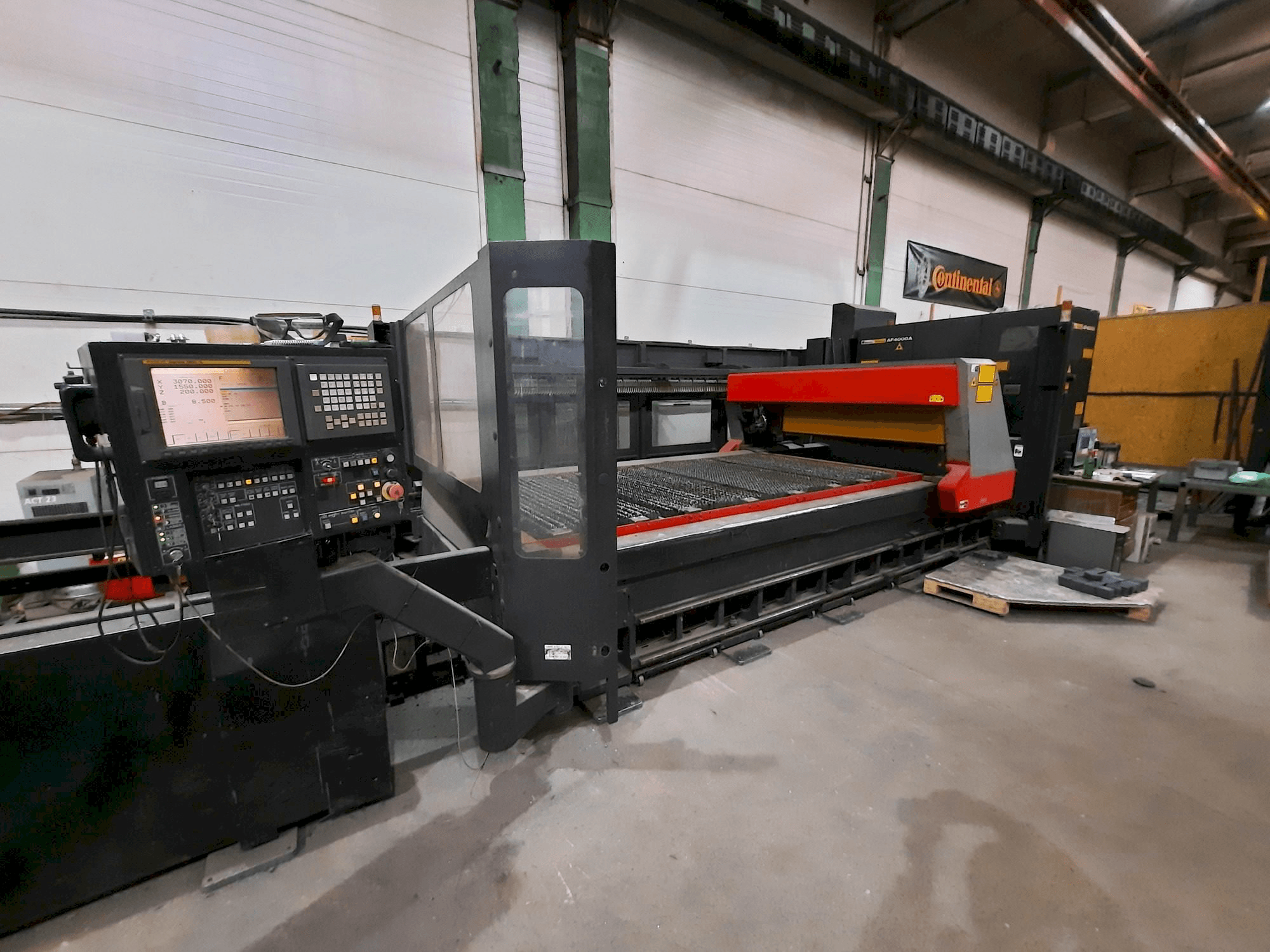 Frontansicht der AMADA F0 3015 Maschine